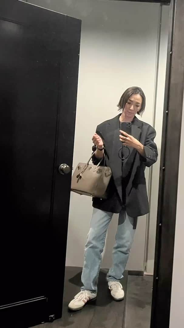 高橋志津奈のインスタグラム：「今日は自分の定番アイテムで。 . #shizunascoordinate #hermes #denim#thefrankieshop #adidas」