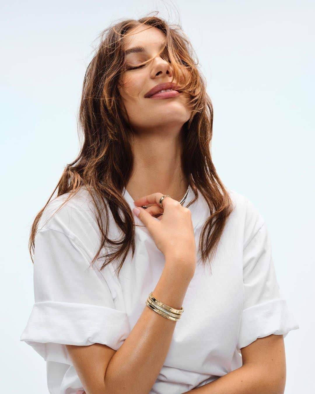 カミ・モローネのインスタグラム：「The Sol Collection: beautifully crafted jewelry for every mood and moment.    #BrilliantEarth #SolStyled #BeLight」