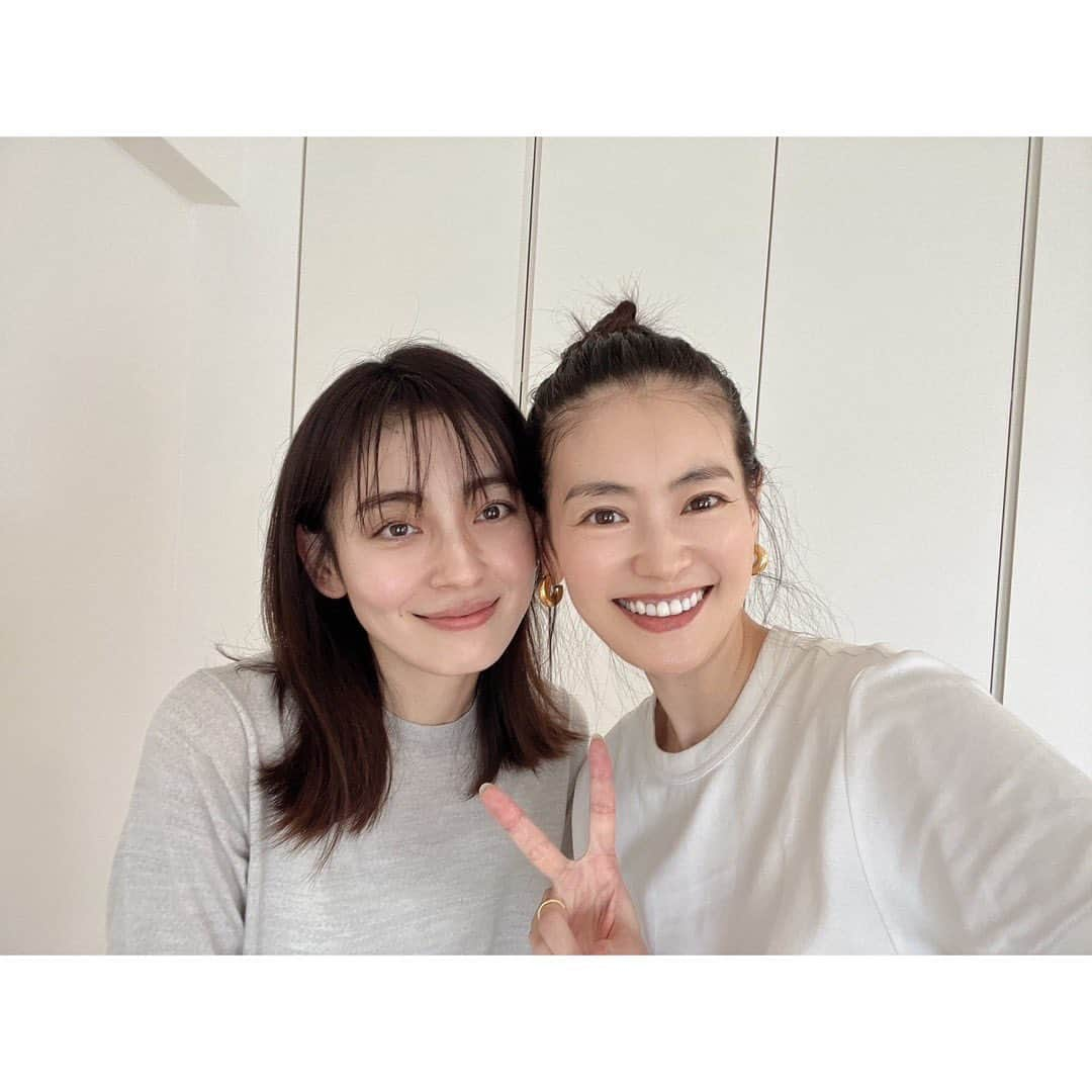 今井りかさんのインスタグラム写真 - (今井りかInstagram)「⁡ ⁡ @midori_kuzuoka  ベビちゃんに会いに🤍 ⁡ 愛おしい。。。  ⁡ うちの子も、ついこの間生まれたような 気がしていたのに。 ⁡ 子の成長は早いので、 みーちゃんのベビちゃんは 定期的に会ってチェックしておきます😘👮🫡 (ただ会いたいだけ) ⁡ ⁡ ⁡ #モデル仲間 #おめでとう #癒しの時間 #4枚目は #夏の終わりの我が家の姉妹」10月21日 0時22分 - rica_imai