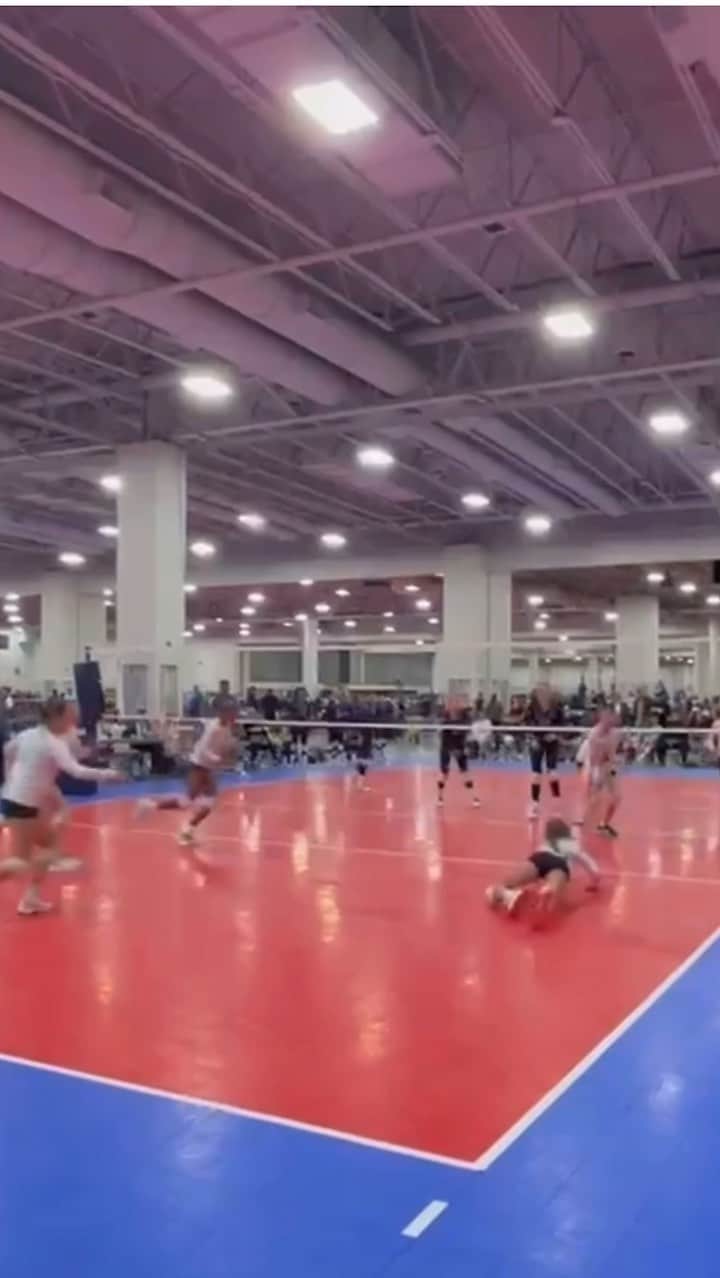 USA Volleyballのインスタグラム：「Anyone in the mood for 🥞? @coastvbc 12-1 showing off their skills!  Send us your best highlights and memorable moments. We’ll be sharing our favorites all season long! Email: social.media@usav.org」