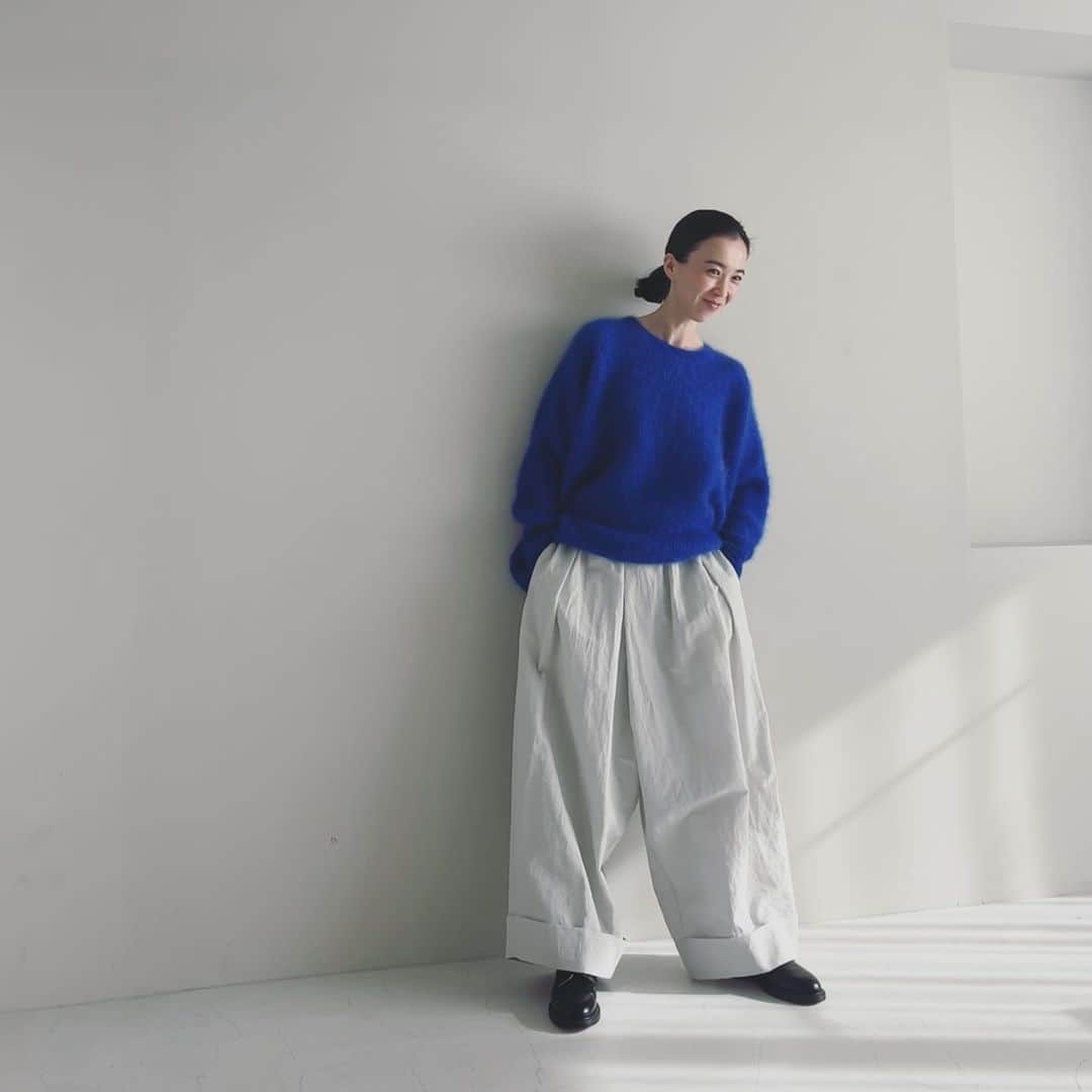 タイナカ彩智のインスタグラム：「こちらは、オフショットですが。📸  あぁ、洋服への本物の情熱と、達人達の技術とセンスの行き交う現場の中で撮影に参加させていただき、幸せ。 時に生きにくいほどの拘りが、繊細な美しさを生むのは、どんなジャンルでも同じなのかもしれません。🧶🧵🪡  新たにスタートする新ブランド。 大切な友人であり、私のファッションの師匠のチャレンジに、今日はずっと感動しています。」