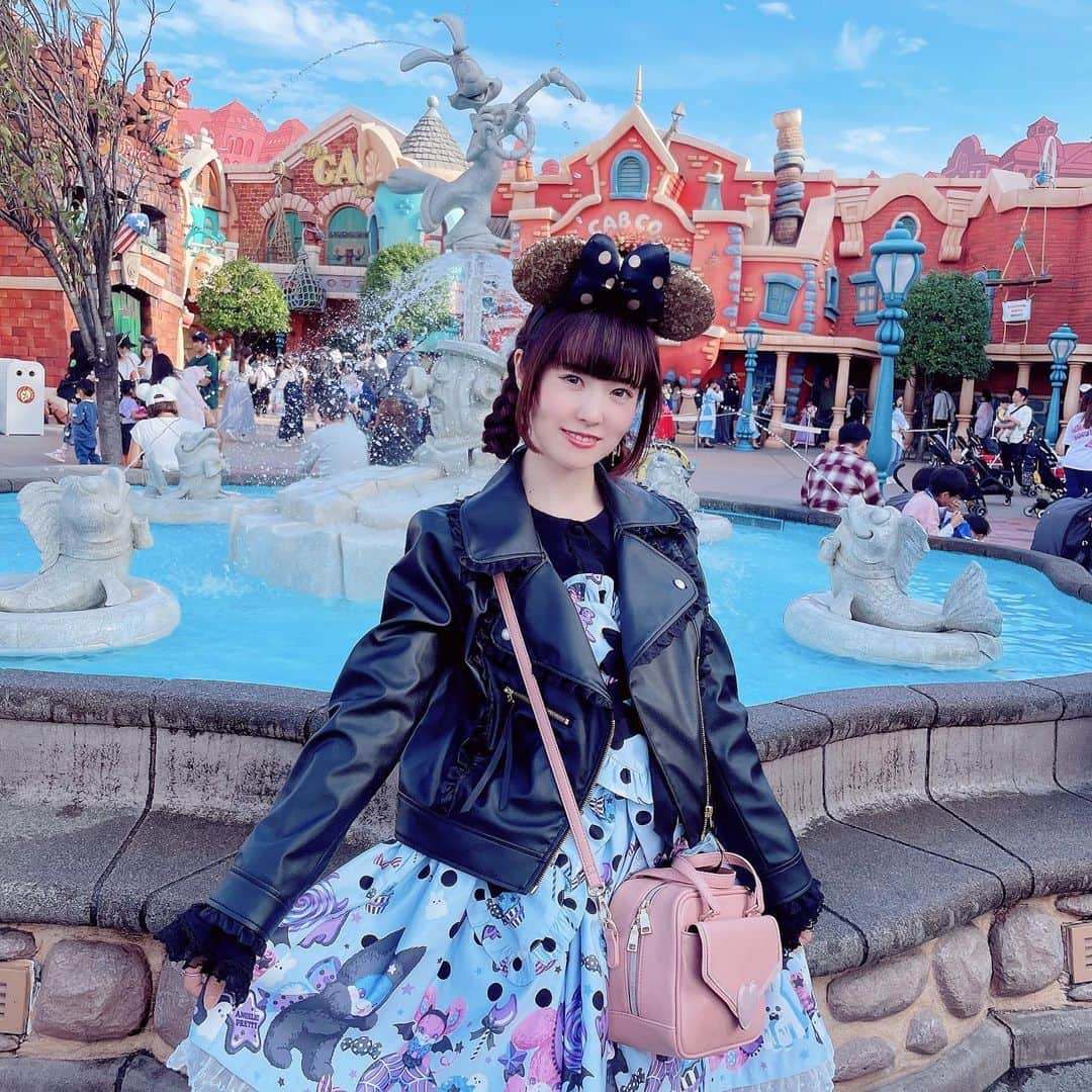 永井杏樹のインスタグラム：「  ハロウィンの時期🎃🦇🕸  #ロリータ #ロリータファッション #lolita #kawaii  #lolitafashion #kawaiifashion #angelicpretty #アンジェリックプリティ #happyhalloween  #halloween #ハロウィン #ハロウィンコーデ #ディズニーコーデ #ディズニーカチューシャ #ディズニー #ディズニーランド #永井杏樹 #アイドル #ミルハニ」