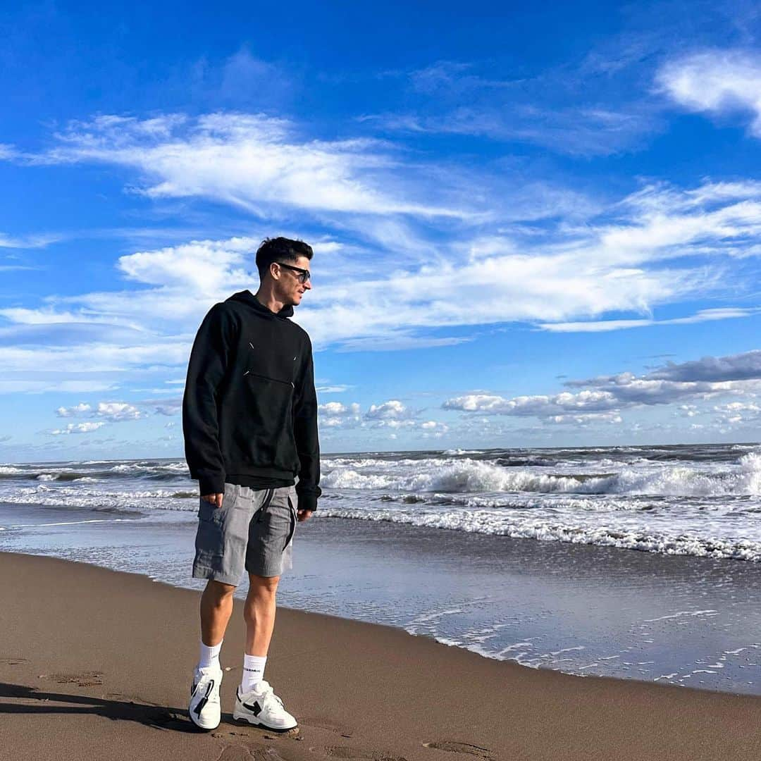 ロベルト・レヴァンドフスキさんのインスタグラム写真 - (ロベルト・レヴァンドフスキInstagram)「Dose of vitamin sea on Friday 🌊🌞」10月21日 0時26分 - _rl9