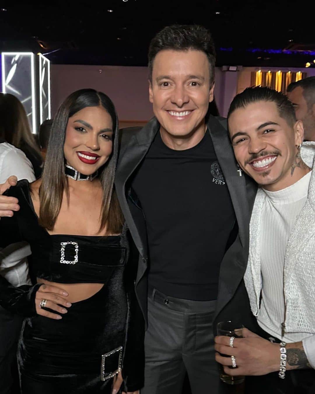 Bielのインスタグラム：「Delícia dividir esse momento com você, @rodrigofaro! Cinquentou em grandíssimo estilo, irmão! Que festa! @danilofaro, te ver em ação é surreaaal! Que dupla dinâmica! ❤️」