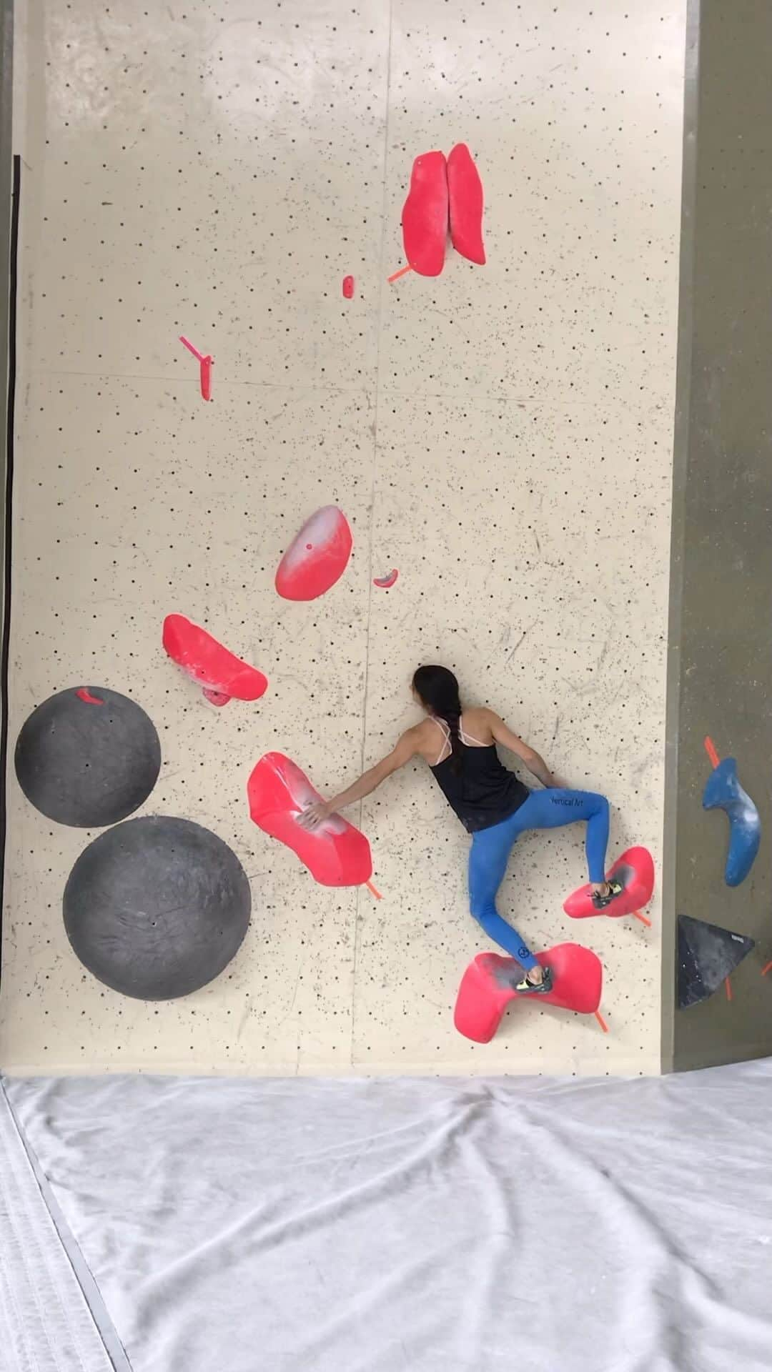 ファニー・ジベールのインスタグラム：「Last sesh on plastic 🍬✔️ before 10 days outdoor #rockclimbing   •  Dernière séance sur résine 🍬 ✔️ avant 10 jours dehors #cailloux   •  Ultima session sobre plastico 🍬✔️ antes 10 dias de roca #rocaïna」