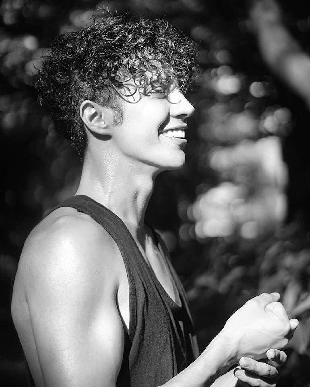 セバスチァーノ・セラフィニーのインスタグラム：「Lately, there have been so many amazing things happening in my life. I still can't believe how much I have grown in the past year. I'm just so grateful to finally be able to live doing what I love the most.  Thank you ❤️」