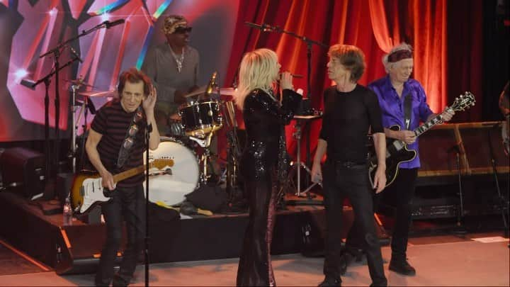 The Rolling Stonesのインスタグラム：「Last night the Rolling Stones played a one off surprise show in New York City, to celebrate the release of the brand new album Hackney Diamonds! Special guest @ladygaga joined the band on stage to perform the new track Sweet Sounds of Heaven🔥  @mickjagger @officialkeef @ronniewood   #therollingstones #rollingstones #hackneydiamonds」