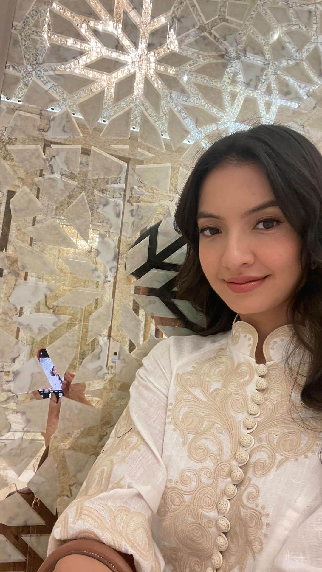 ラライン・シャーのインスタグラム：「Short and sweet trip with Mom to the majestic Qasr Al Watan, Abu Dhabi's presidential palace. Mesmerized by the intricate and elegant details of the palace while learning the history of the UAE through artifacts and readings.   Ending the evening with a beautiful light show thats a definite must see if you have a chance to visit @qasralwatantour 🤍」