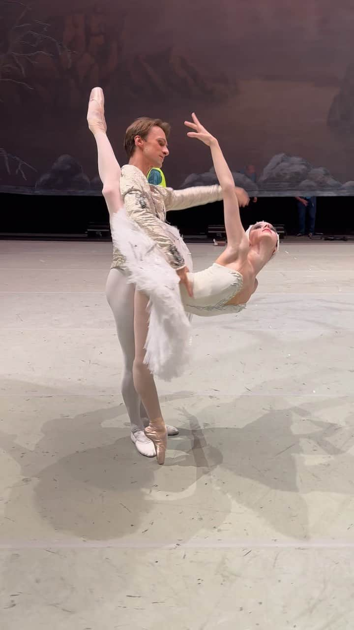 マリア・コーレワのインスタグラム：「After today’s SWAN LAKE 💔 with @philipp_stepin 🤩 I know there’s people walking in the background, I know the decorations aren’t perfect but these imperfect memories are the most valuable and dear to my heart 🙏🏻 Today’s show in Nanjing was a GIFT 🤍 Thank you from the bottom of my heart to everyone!!!  После сегодняшнего «ЛЕБЕДИНОГО ОЗЕРА» 💔 с @philipp_stepin 🤩 Знаю, что на заднем плане ходят люди, знаю, что декорации уже приподняли и выглядят они странно, но вот именно эти несовершенные воспоминания - самые ценные и дорогие сердцу 🙏🏻 Сегодняшний спектакль в Нанкине был ПОДАРКОМ 🤍 Спасибо всем от всей души!!!」