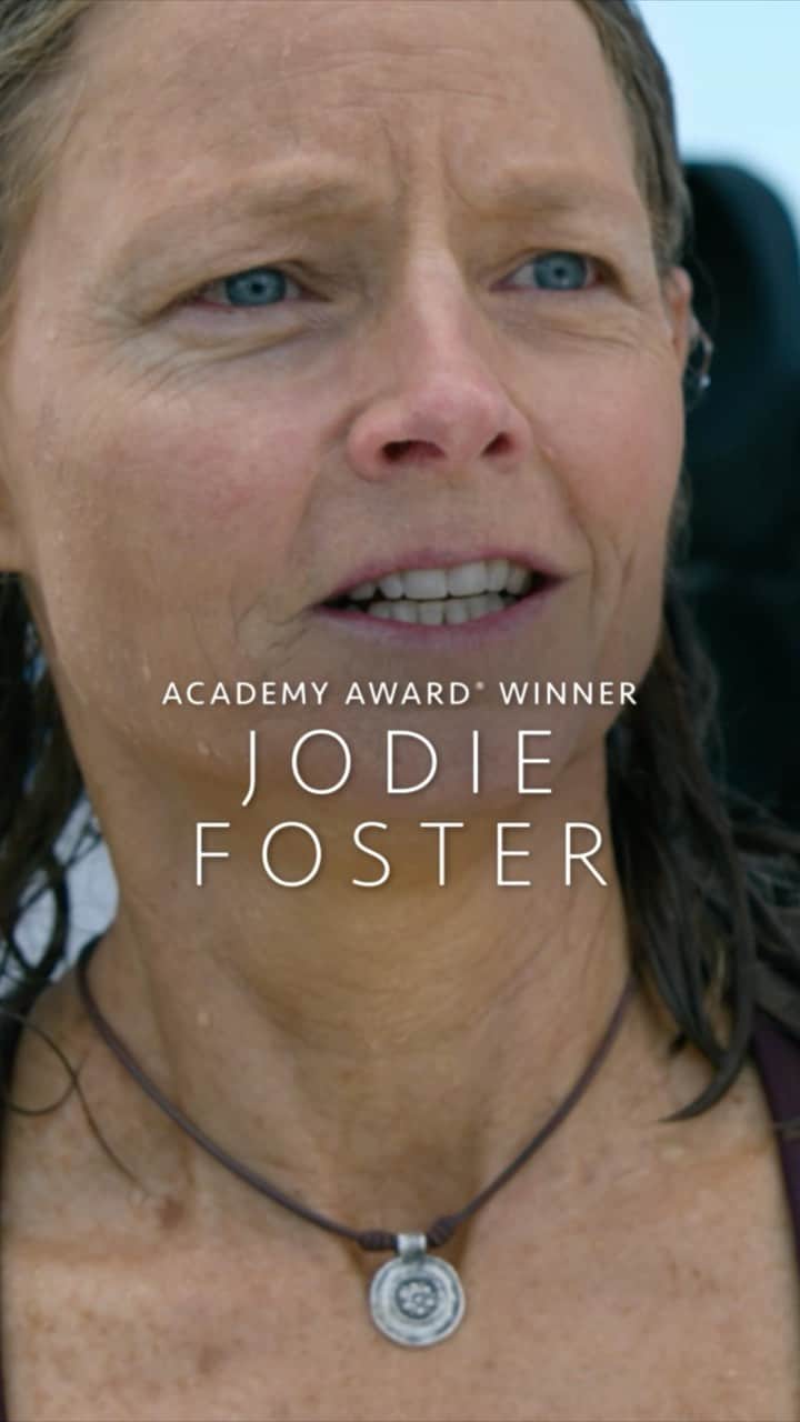ジミー・チンのインスタグラム：「@nyadmovie opens in theaters today!  Excited to finally share this film w you all. It was a dream come true for @chaivasarhelyi and me to be able to work w such an incredible team of collaborators - from Annette Bening, Jodie Foster, Rhys Ifans to @claudiomirandadop and Alexandre Desplat and so many others. It was truly a dream team.   Hit the link in my bio for info on tickets and theaters near you.  @chaivasarhelyi @netflixfilm」