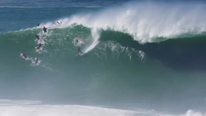 surflineのインスタグラム：「Yesterday at Mav’s won’t go down in the extra-extra-large history books or anything, but it was an all-day, warm, glassy affair for the few dozen folks who tackled it. (Until the fog rolled in quickly around 4pm.) Here’s @sage_burke on a very solid one — stay tuned for the full story of the day. Vid: @jetview_」