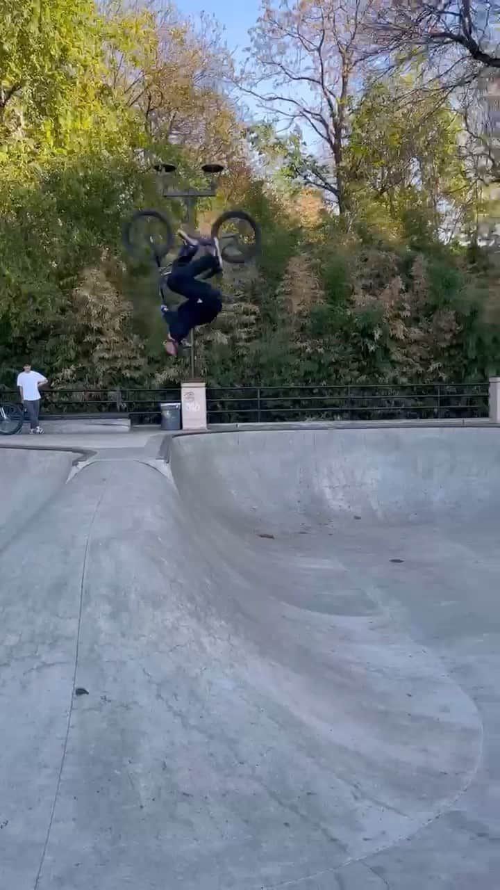 のインスタグラム：「Might be the cleanest landing we’ve seen 😤 @AndyBuckworth   #MonsterEnergy #BMX #BMXLife #BMXPark #ActionSports」