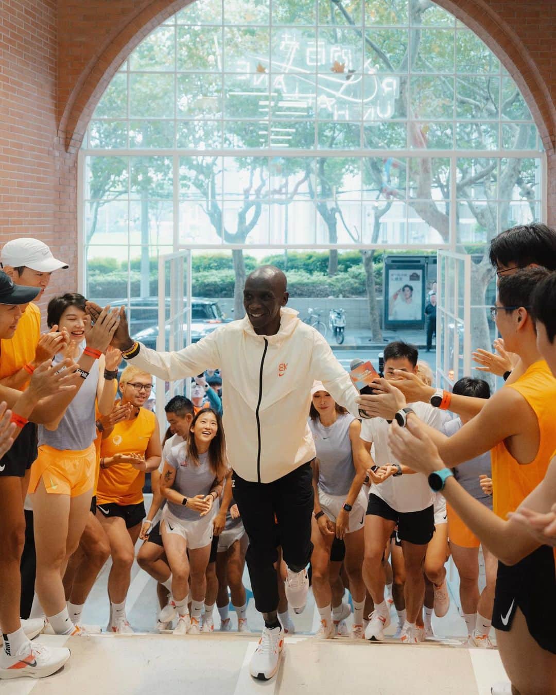 NIKEさんのインスタグラム写真 - (NIKEInstagram)「"If I can inspire someone somewhere in the world, that is my happiness." - @kipchogeeliud 🌎  5 years after his last visit, @kipchogeeliud embarks on a Mentorship Tour in pursuit of his dream: To make China a running nation. Across Shanghai and Beijing, he met with hundreds of local runners to offer them encouragement, guidance, and proof that No Human is Limited.  A true mentor is one who can make you believe in your own potential. ❤️」10月21日 0時59分 - nike