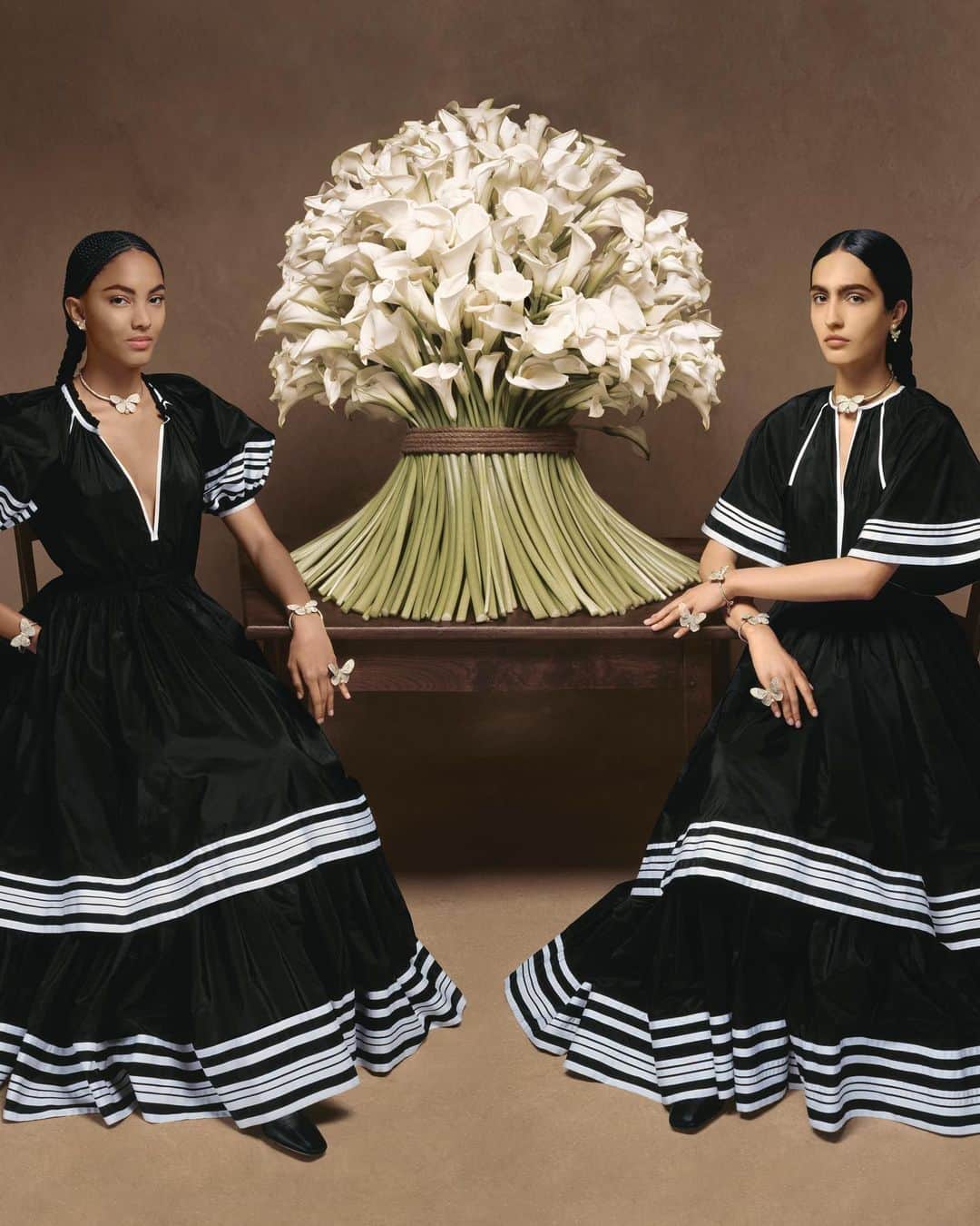 のインスタグラム：「Uncover the soulful allure of #DiorCruise 2024, curated by @MariaGraziaChiuri and poignantly captured by @BrigitteNiedermairStudio, where an interplay of mirrors traverses the storyline. In these visuals, each reflection weaves a deliberate narrative of empowerment, graced by the timeless elegance of the iconic #LadyDior, purposefully celebrating the very essence of femininity in the silhouettes. Throughout this tale, the symmetrical juxtapositions eloquently highlight Dior's enduring flair with the passionate collective force, resilience, and pride of Mexican women.」