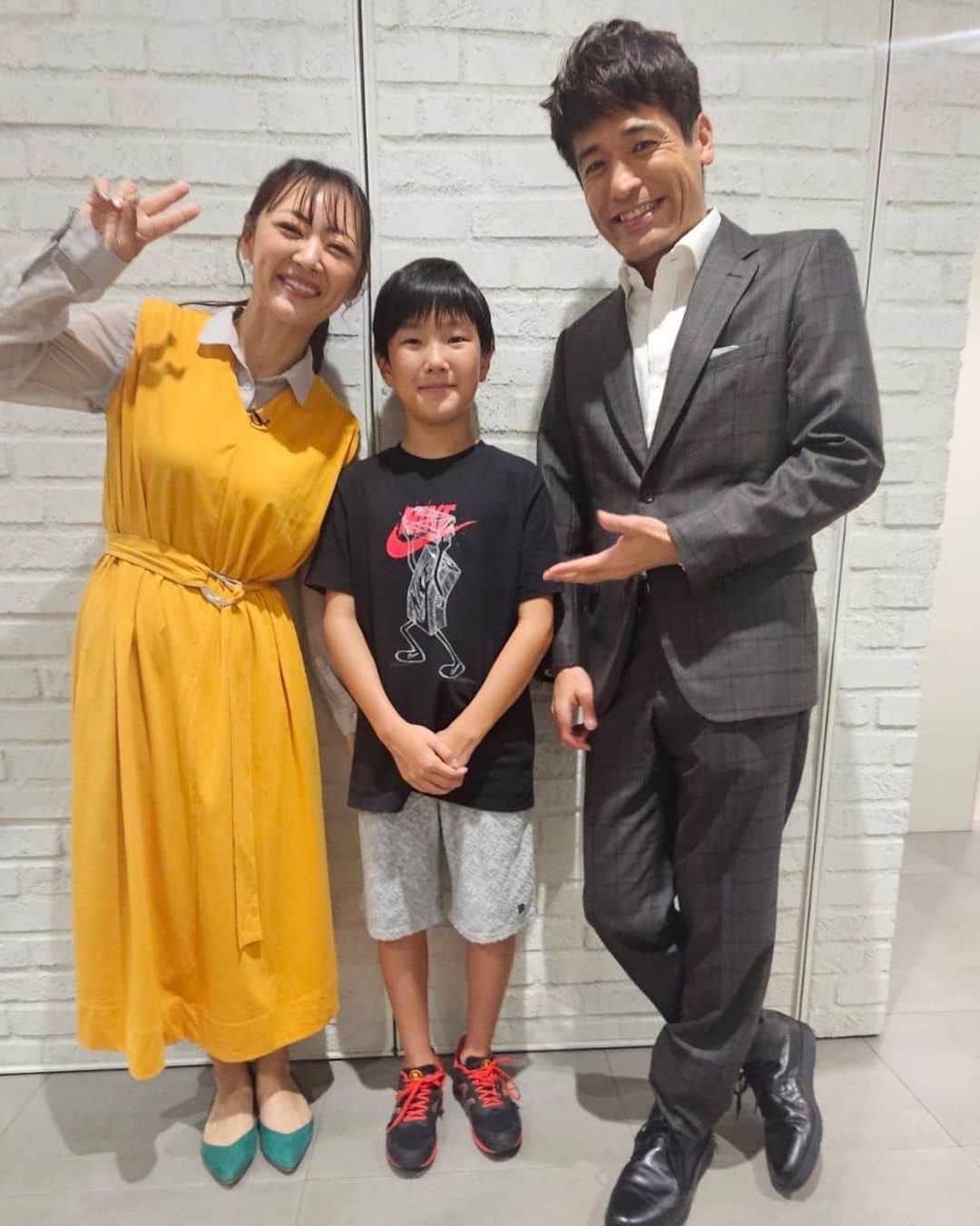 のインスタグラム：「クイズ！あなたは小学5年生より賢いの？🍎で私たちみかん🍊親子を応援してくれた皆さんありがとうございました🙏 折角、応援してくれたのに300万円の問題で惜しくも 賞金獲得ならず悔しい〜😩 まさか、あそこで息子が300万挑戦するとは💦 やっぱ息子は男だったんですね(笑) 「やります‼️」っと言った時、私の心は実は… 「マジ?打ち合わせと違うやんけ〜」と思いながらも 結局、息子にその選択を任せてしまった😆 私はここは堅実的にと思ってドロップアウトも視野に入れてたのですが…(笑) 最終問題はかなり難問やったけど、最後まで走り切れて 琉馬の一言は300万より価値がある言葉だったのかな？と勝手にいいように解釈してます😆 また営業沢山いっぱい行って稼ぎます(笑)  親子でクイズ番組になんて出れる機会なかなか無いし、それも大好きでファンである番組に呼んで頂き感謝しかないです🙏とても貴重な経験をさせて頂いたました‼️ 引き続きこれからも番組をウォッチさせてもらいたいと 思います👀👀👀 そしてもしリベンジがあればその時こそは 300万円GETしたいです✊ この番組の為に私も猛勉強しましたが、こんなにも勉強って 楽しいのかと40年経ってようやく気づいた母親です(笑) 若い時はわからないもので、今になって勉強の大切さを痛感してるので、息子には今後も口うるさくビシバシ鍛えあげていこうと思います😏 番組終了後に佐藤隆太さんともお写真を撮って頂きました🙏 息子の青春ページを刻んでもらいありがとうございます🍊 見逃した方はTVer、huluでも視聴できちゃうよ😍  #クイズ！あなたは小学5年生より賢いの？ #親子で出演 #みかん親子 #最終問題むずっ #救済早めに消費 #対策練りまくった  #みかん親子」