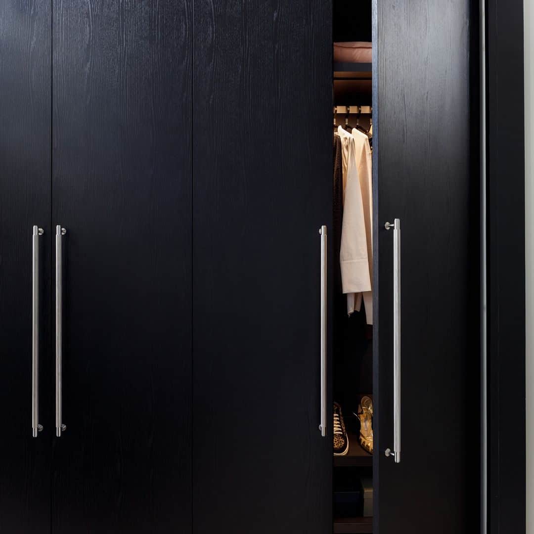 B&B Italiaのインスタグラム：「Experience a living space that transcends all expectations. Tailored wardrobes and kitchens, meticulously crafted by B&B Italia and Arclinea, set a new standard for luxury living at One Crown Place apartments.   @onecrownplace  #bebitalia #design #OneCrownPlace #London #Arclinea」