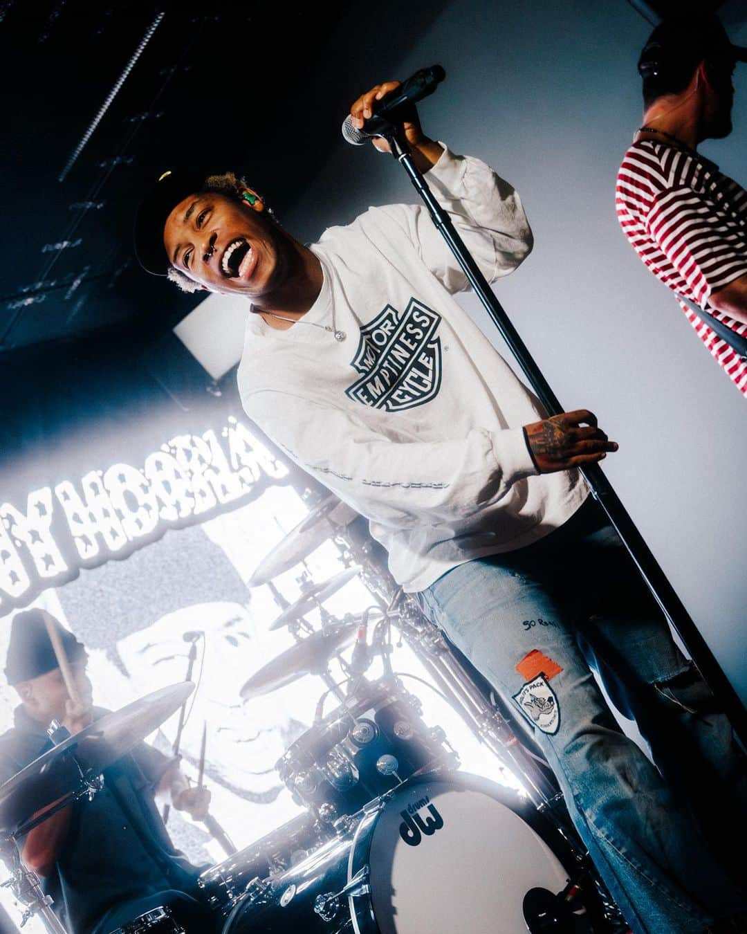 American Apparelさんのインスタグラム写真 - (American ApparelInstagram)「Thank you to everyone who came out last night for our @americanapparel x OTW showcase 💫 #forevertee   Special thanks to the one and only @kennyhoopla for an insane performance🖤  📸: @maxamillionpolo」10月21日 1時13分 - americanapparel