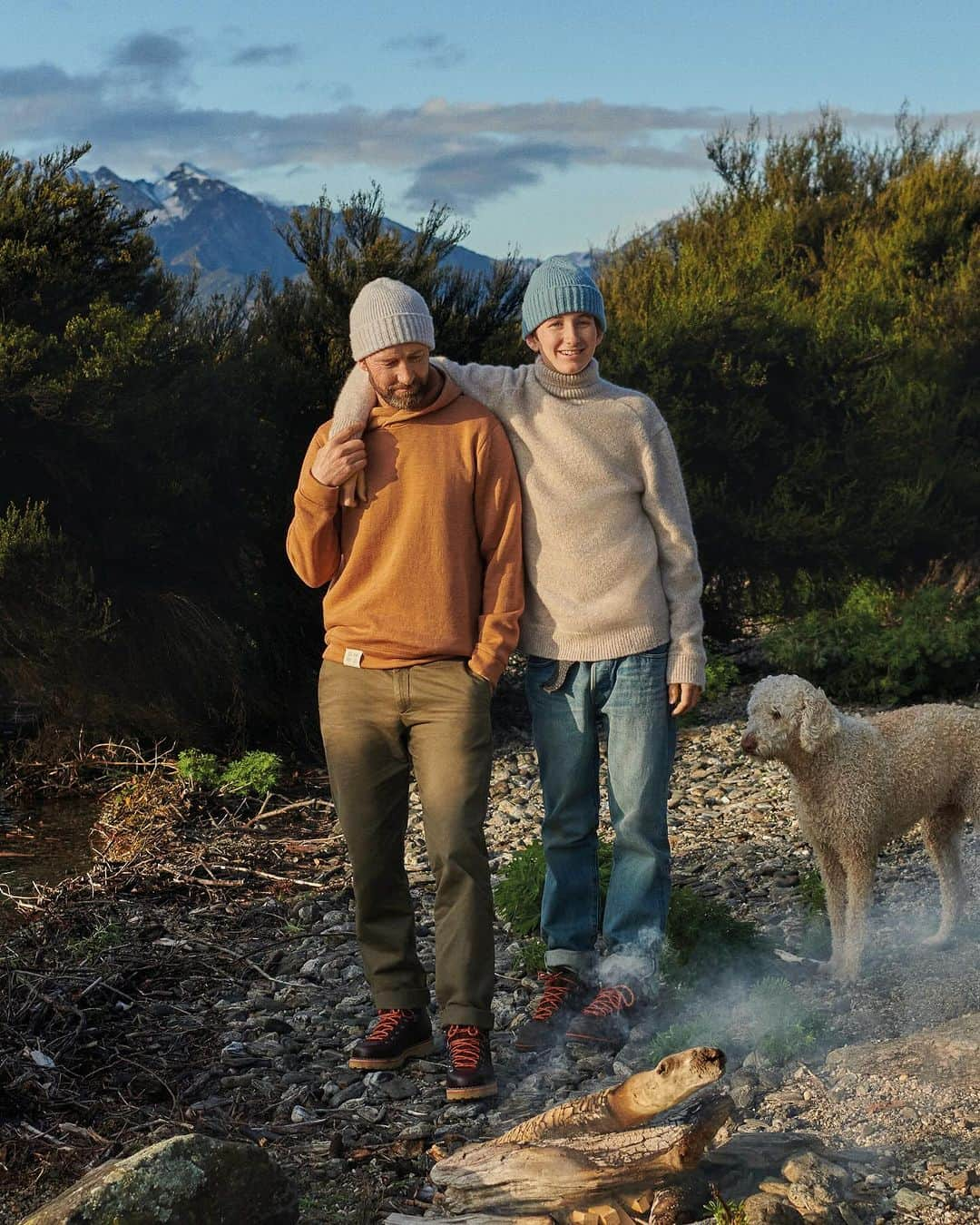 MR PORTERのインスタグラム：「“It’s a beautiful way of detaching yourself, especially with a teenager,” says the broadcaster Mr @ed__leigh_ of the hikes he and his son, Oscar, take together.   It helps when your local area includes the breathtaking (and Instagram-friendly) hills of New Zealand. And when you’re kitted out in exclusive collaborations from @mrp with the outerwear brand @houdinisportswear and @diemmefootwear.  MR PORTER’s annual Go Out campaign champions the importance of getting out into nature, as part of our Health In Mind initiative to support men’s mental health. “The physical stuff is where we get together,” says Leigh. “It’s where we bond.” Read the story, learn more about Go Out and donate to the Health In Mind fund at The Journal.   Words by: Mr Matt Barr Photography by: Mr @derekhendersonphoto Art Direction by: Mr @___guymccheyne Styling by: Ms @sianyh13」