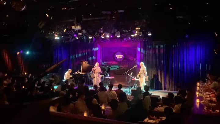 土岐麻子のインスタグラム：「「土岐麻子 THE STANDARDS 2023 meets Cassette Store Day」 at丸の内コットンクラブ。　ソールドアウト！ありがとうございました！ 川下りのようにスリリングで楽しいジャズセットで、好きな曲をたくさん。  カセットストアデイとのコラボということで、テープの魅力にも触れられるイベントになりました。  「Lady Traveler」は市原ひかりちゃん @hikari_ichihara のために私の父が書いた曲。私も、のちに歌詞をつけてボーカル曲としてリリースしました。 父が亡くなってからは思い出がある曲を歌うと悲しくなっていたけど、今日は没頭できた！  やはり音楽は楽しいな。  sax田中邦和　@kunikazutanaka  pf ハタヤテツヤ  @tetsuya.hataya」