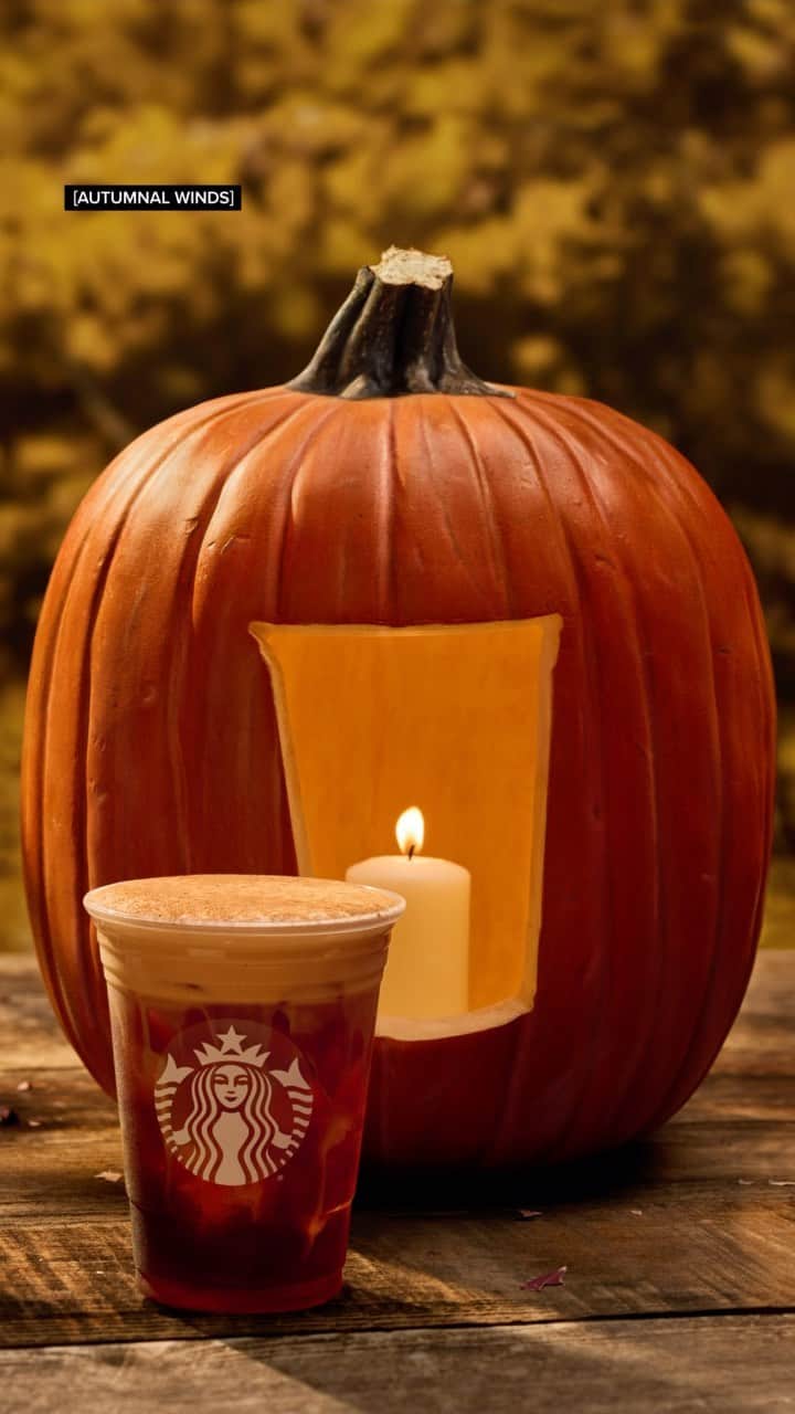 Starbucksのインスタグラム：「Fall magic. 🧡 Pumpkin Cream Cold Brew #Starbucks #PumpkinCarving」