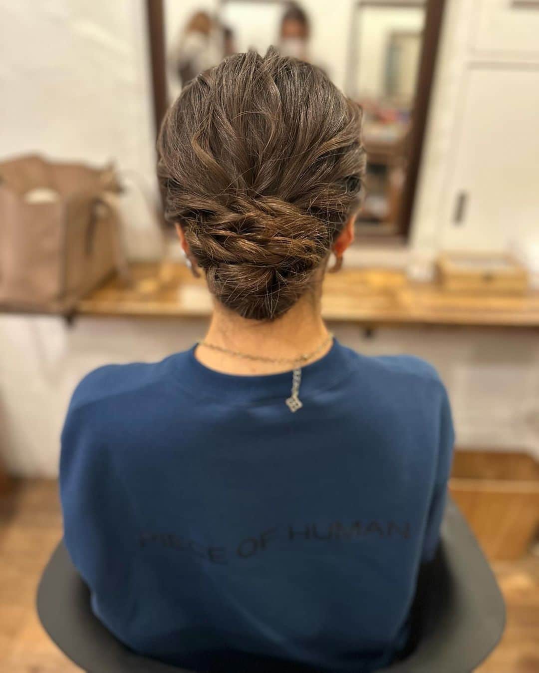 田中里依奈のインスタグラム：「. 髪型記録💓 美容師さんが違うと、雰囲気もちょっと変わります✨✨✨ 今週もお疲れ様でした🙏 . #髪型記録#ヘアセット記録#ヘアセット #シニヨン#ヘアアレンジ」