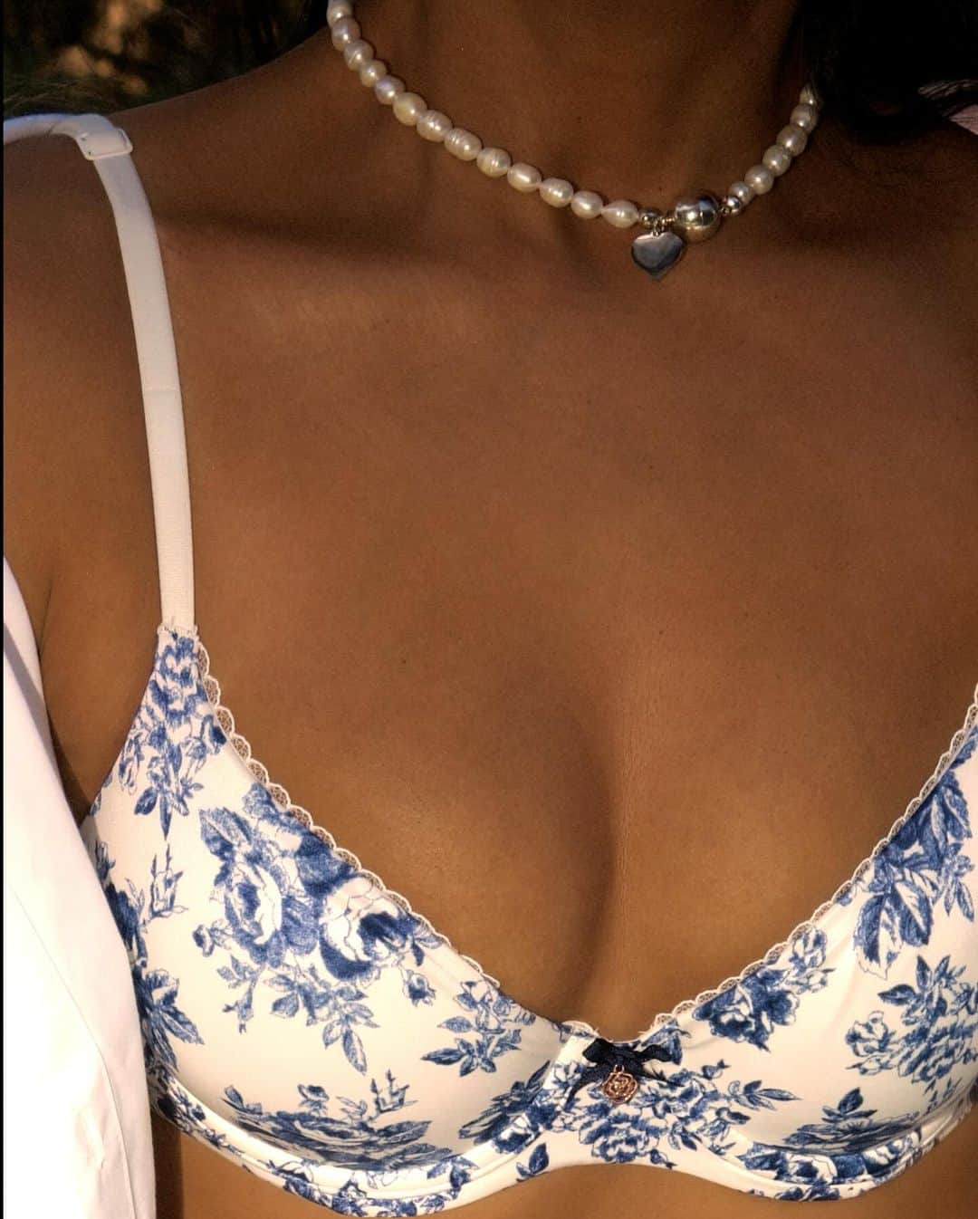 ジュリー・サリニャーナさんのインスタグラム写真 - (ジュリー・サリニャーナInstagram)「For those mama's who need alittle extra support, give yourself some love and treat yourself to this cute floral BBV bra by @victoriassecret. It’s the perfect bra to make you feel like an angel 👼🏽 🫶🏽 #VSPartner #90sfashion」10月21日 1時18分 - sincerelyjules