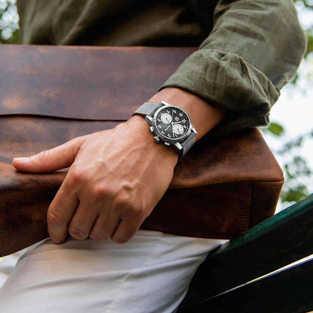 エベラールさんのインスタグラム写真 - (エベラールInstagram)「A watch that balances sportiness and elegance, with features evoking the world of motor racing: the Tazio Nuvolari collection is sure to make an impact in any context.   #eberhard1887 #eberhard #eberhardwatches #tazionuvolari #menwatch #menstyle #swisswatches」10月21日 1時30分 - eberhard_1887