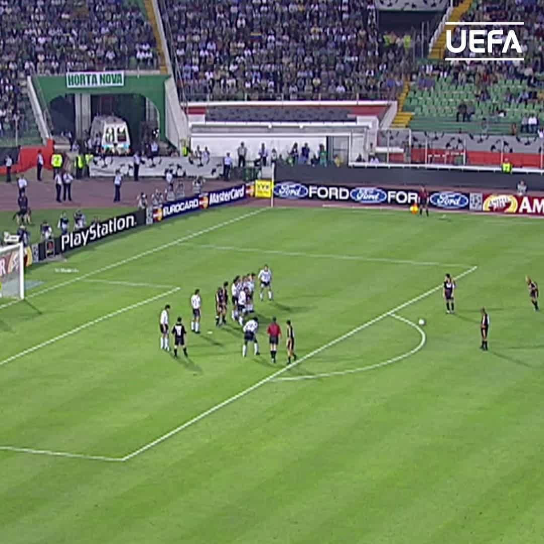 UEFAチャンピオンズリーグのインスタグラム：「Roberto Carlos free-kicks 😍  #UCL」