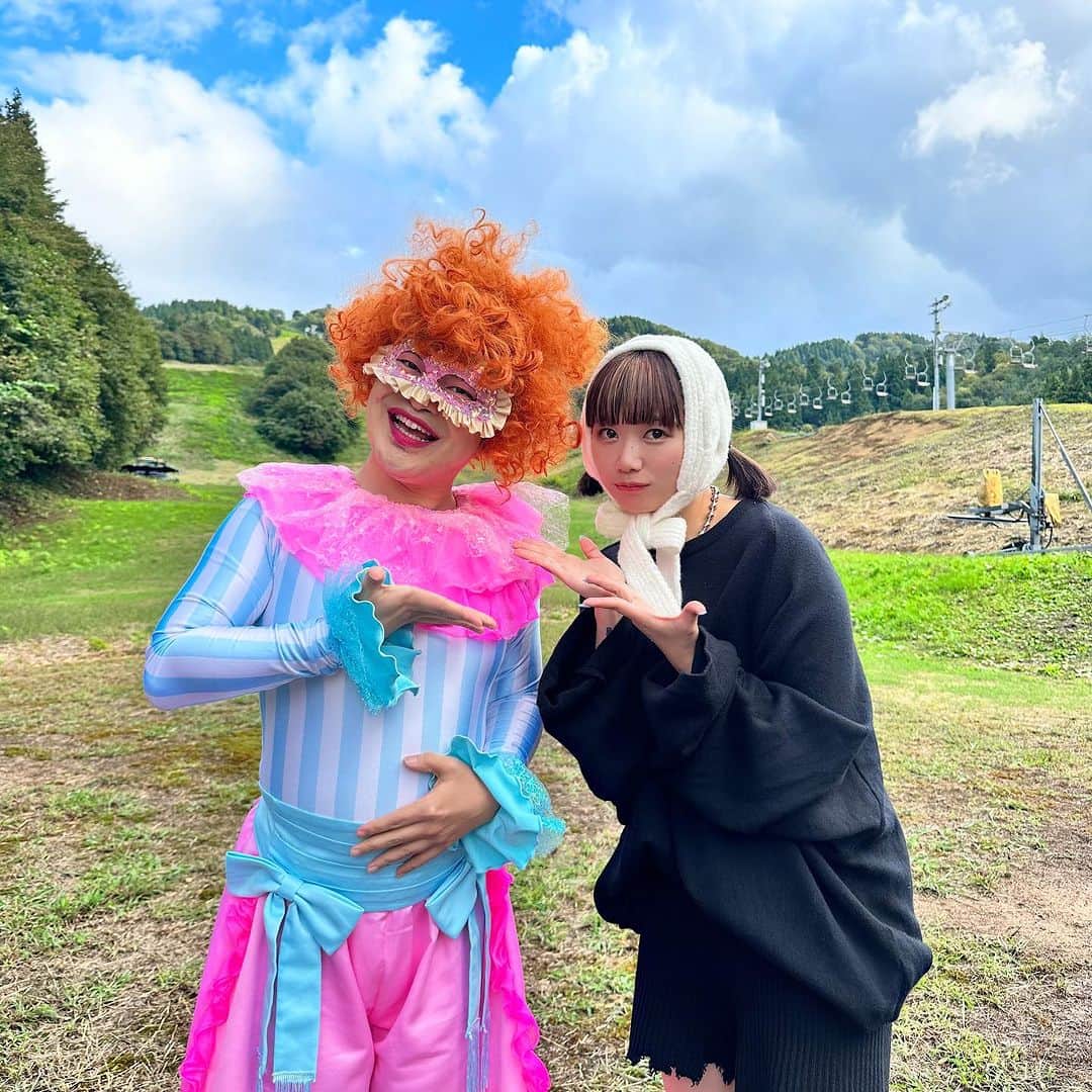 KARIN のインスタグラム：「少し遅くなってしまったけど…  10月7日に行われた長岡米百俵フェスのきゃりーさんのステージにシークレットゲストダンサーとして加藤諒さんが出演されました！  お忙しいスケジュールの中2週間弱で8曲も振り入れをしてたくさん練習をして完璧にやってくれて本当に感動しました…🥹  客席から見させて頂いたのですが緊張と安心が同時にやってきて慌ただしい気持ちだったけど無事大成功してよかったです！☺️ 一緒に振り入れ、練習させてもらったことすごくいい思い出です！✨」