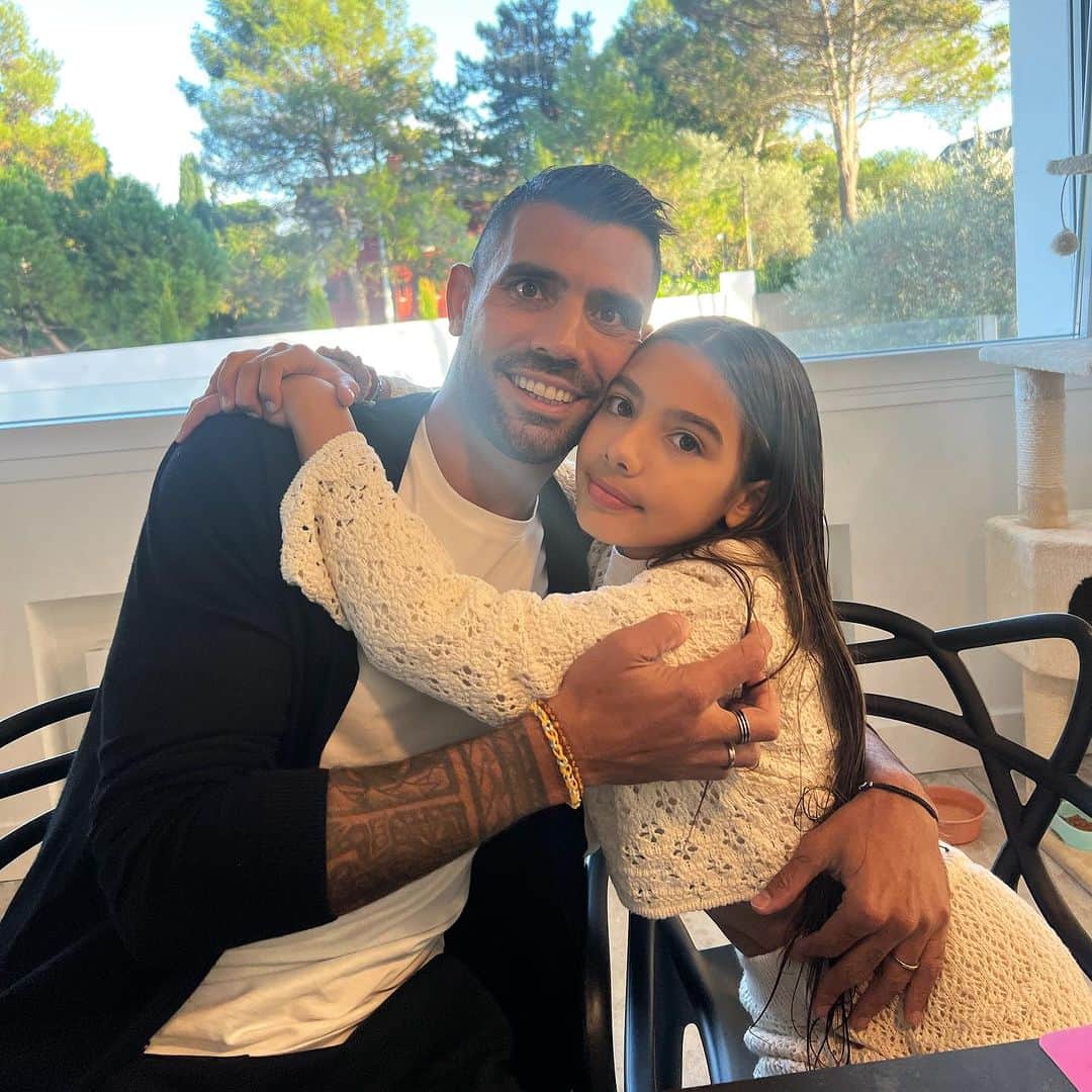 アウグスト・フェルナンデスのインスタグラム：「Feliz cumple 9 mi enana mas bebé! Te amo con todo mi corazón @zoefernandezalmada 🎂❤️🥰」