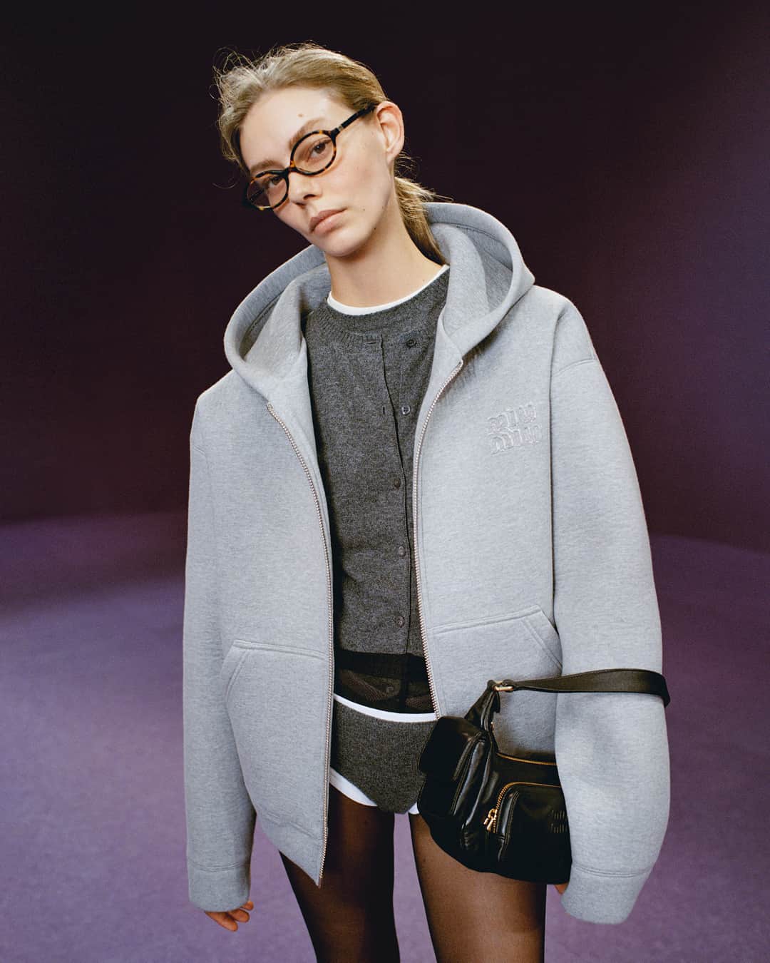 のインスタグラム：「Sporty attitude mixed with classical garments for a sophisticated personality.  Featuring @OndriaHardinofficial, @AnyiangYak and @__ellisinwonderland__ Photographed by @ZoeGhertner. Creative direction by @EdwardQuarmby. Styled by @LottaVolkova.  #MiuMiuLIVE #MiuMiuFW23」