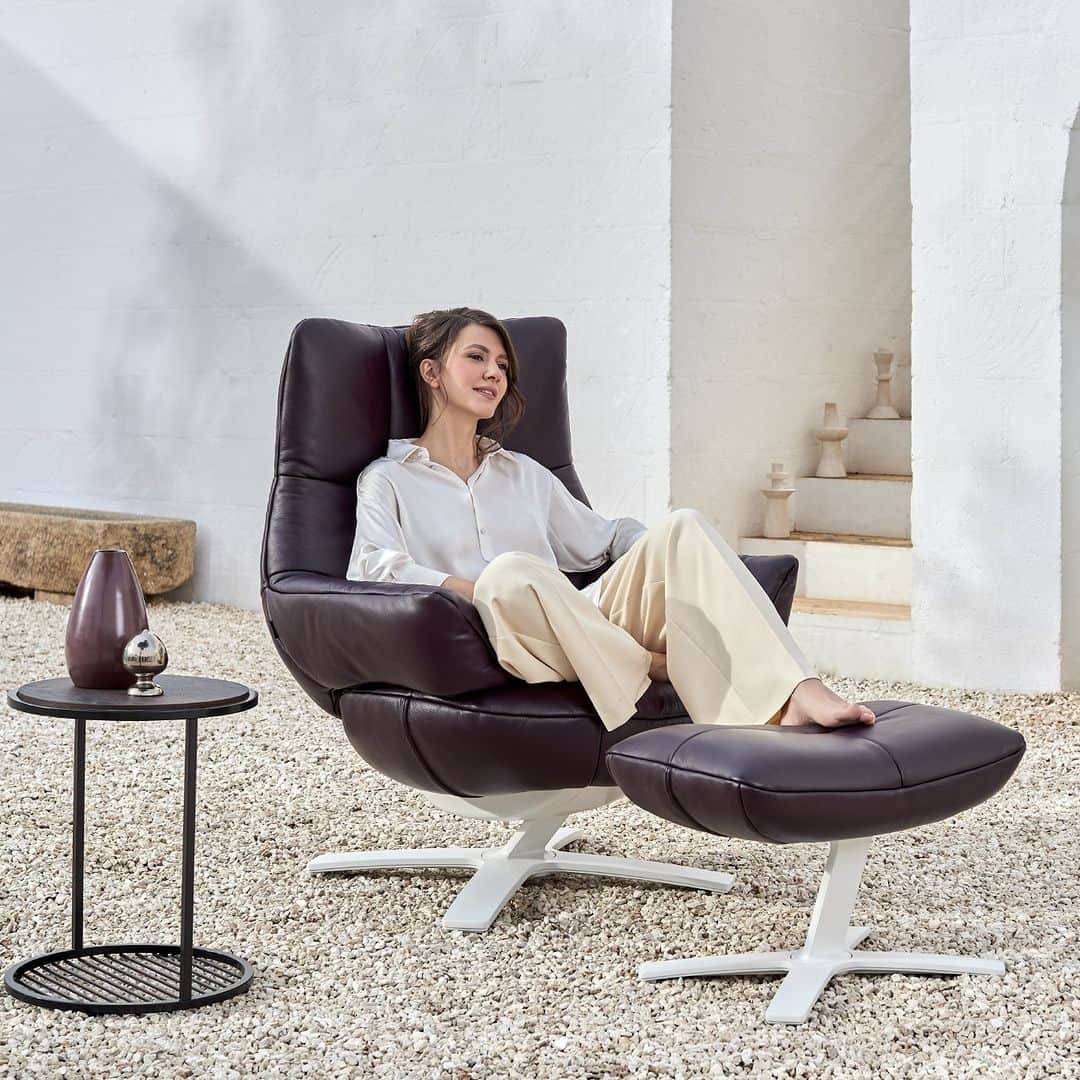 Natuzzi Officialのインスタグラム：「Search for balance and harmony. Meeting between tradition and innovation. Union of design and craftsmanship. Rediscover timeless comfort with Re-Vive.  #Natuzzi #NatuzziItalia #Revive #design」