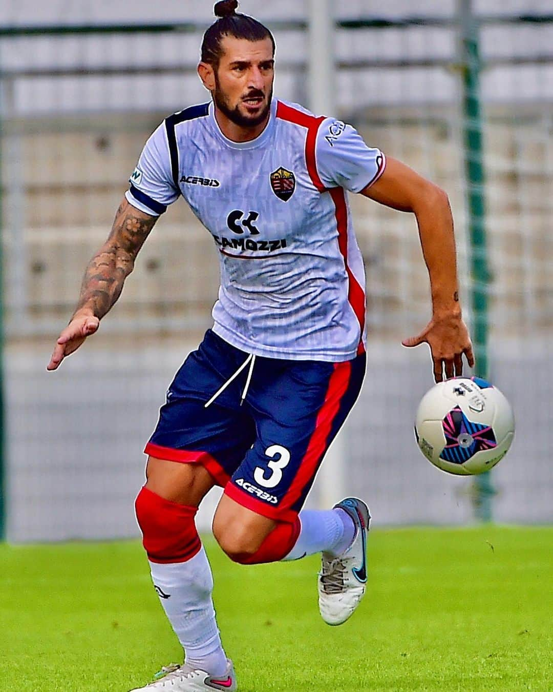 エロス・ピサーノさんのインスタグラム写真 - (エロス・ピサーノInstagram)「refocus + move forward.  one step at a time 👣 • • #fclumezzane #focus #soccer #seriecnow #legapro #calcioitaliano」10月21日 1時30分 - thekingeros