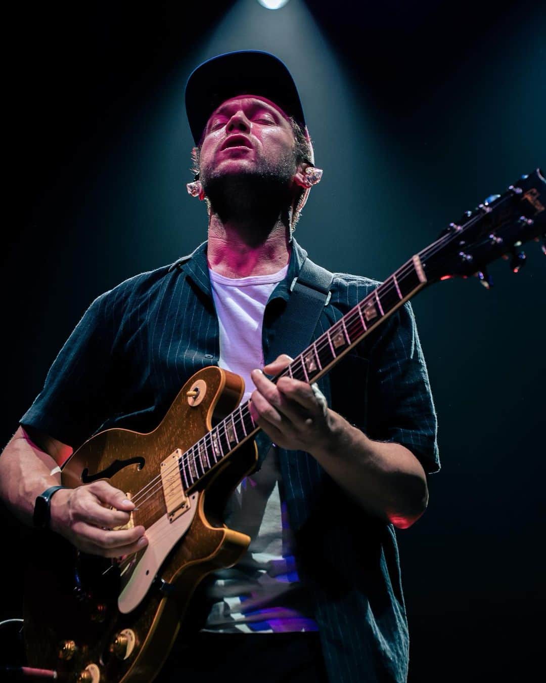 フィリップ・フィリップスのインスタグラム：「Nashville, what a night ⭐️ Thanks to everyone who came out on a rainy Thursday to sing along with me! A big thanks to @katielynnesharbaugh for joining me on “Strangers” and to @jonahkagen for setting the vibe for the rest of the tour. Love y’all & see ya tonight at @themillenniumcenter!   📸: @megreynoldscreative」