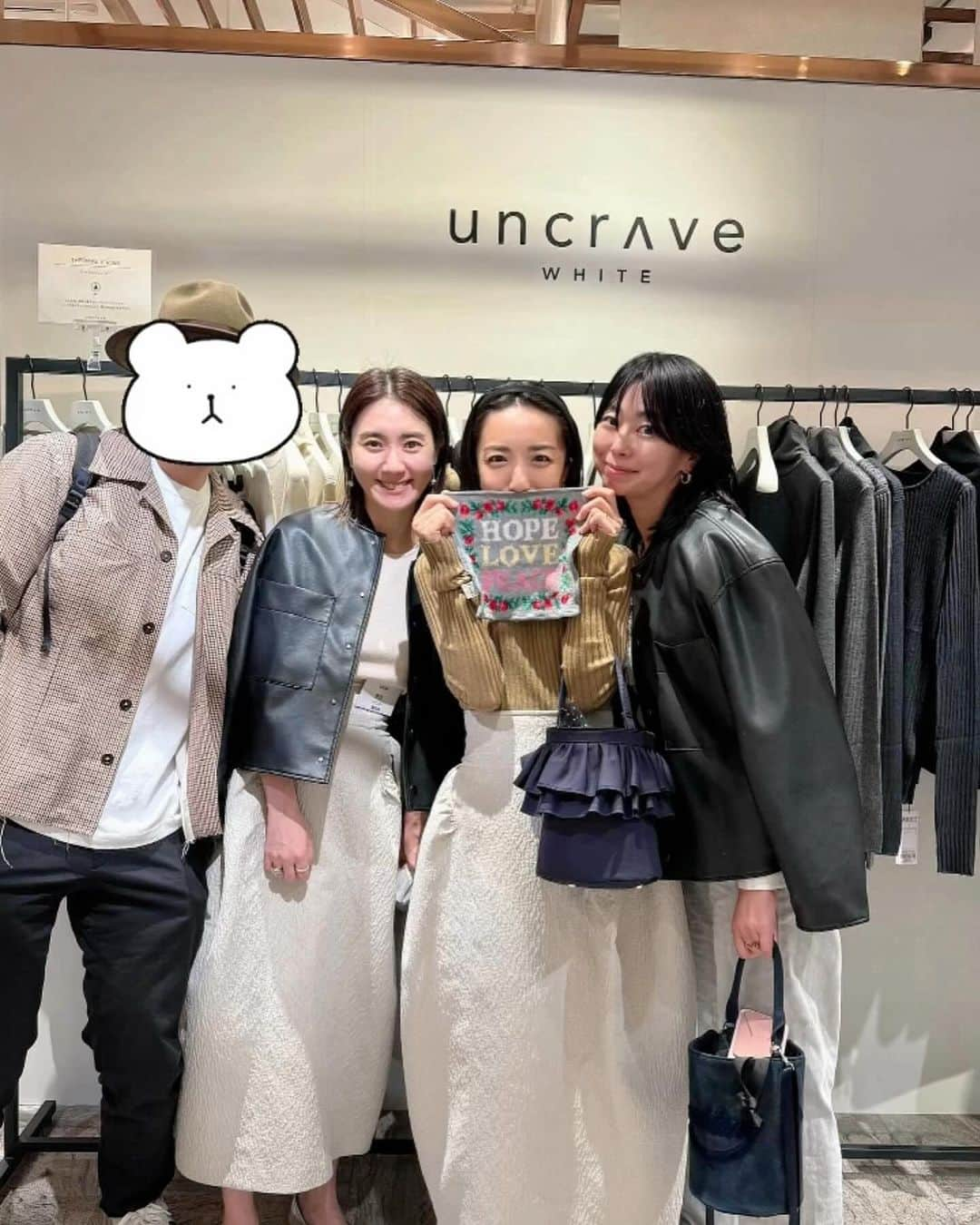 小脇美里さんのインスタグラム写真 - (小脇美里Instagram)「・ @uncrave_official の uncrave WHITEのPOPUPが伊勢丹で 開催されていて♡  せつこさんに便乗してお伺い🏃‍♂️  ちょうど展示会で、たえこさんが 着ていたのをそのまんまオーダーしたのを着ており。 @taekohigashihara コーデ♡  #湯葉スカート　 がおそろいで嬉しかった🤣  カバンは、 @setsuko_sagittaire の ネイビーピクニック👜  そしてイラストレーター @shogosekine0319 さんがちょうど いらしてて☻ @feiler_jp とのコラボハンカチを持っていたという奇跡👀  作り手、お三方に囲んでいただき♡ なんだか幸せな時間でした♪」10月21日 1時34分 - misatokowaki