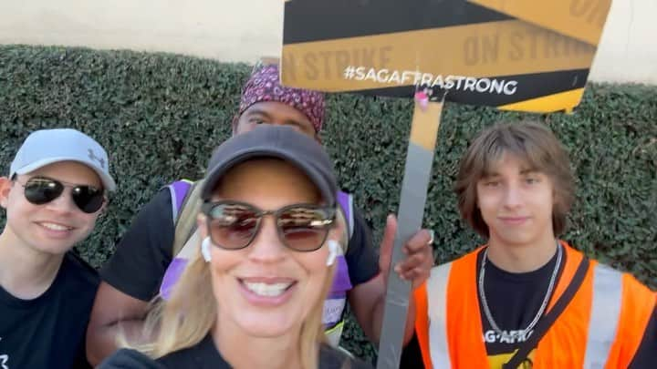 ジェリー・ライアンのインスタグラム：「Ok, I am admittedly a crappy camera person, but the sentiment is there! Come join us out on the picket lines for Day 99 of the @sagaftra strike. Let’s stand strong with our NegCom and get these studio execs BACK TO THE DAMN TABLE. ✊🏼」