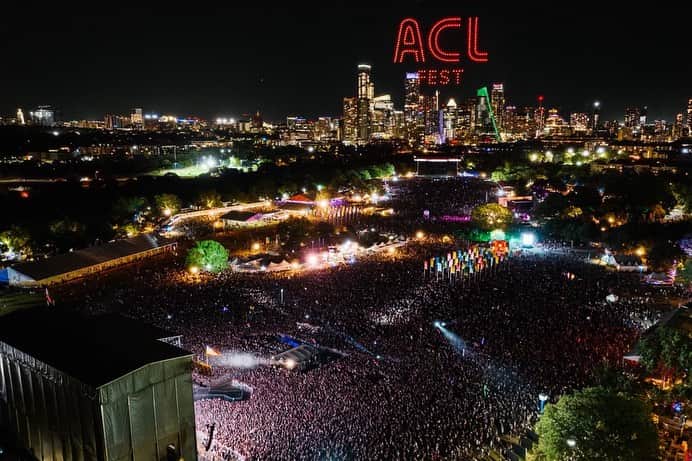 The Lumineersのインスタグラム：「This @aclfestival crowd deserves to be posted again 🤯  Photo Credit: Charlie Walk/C3」