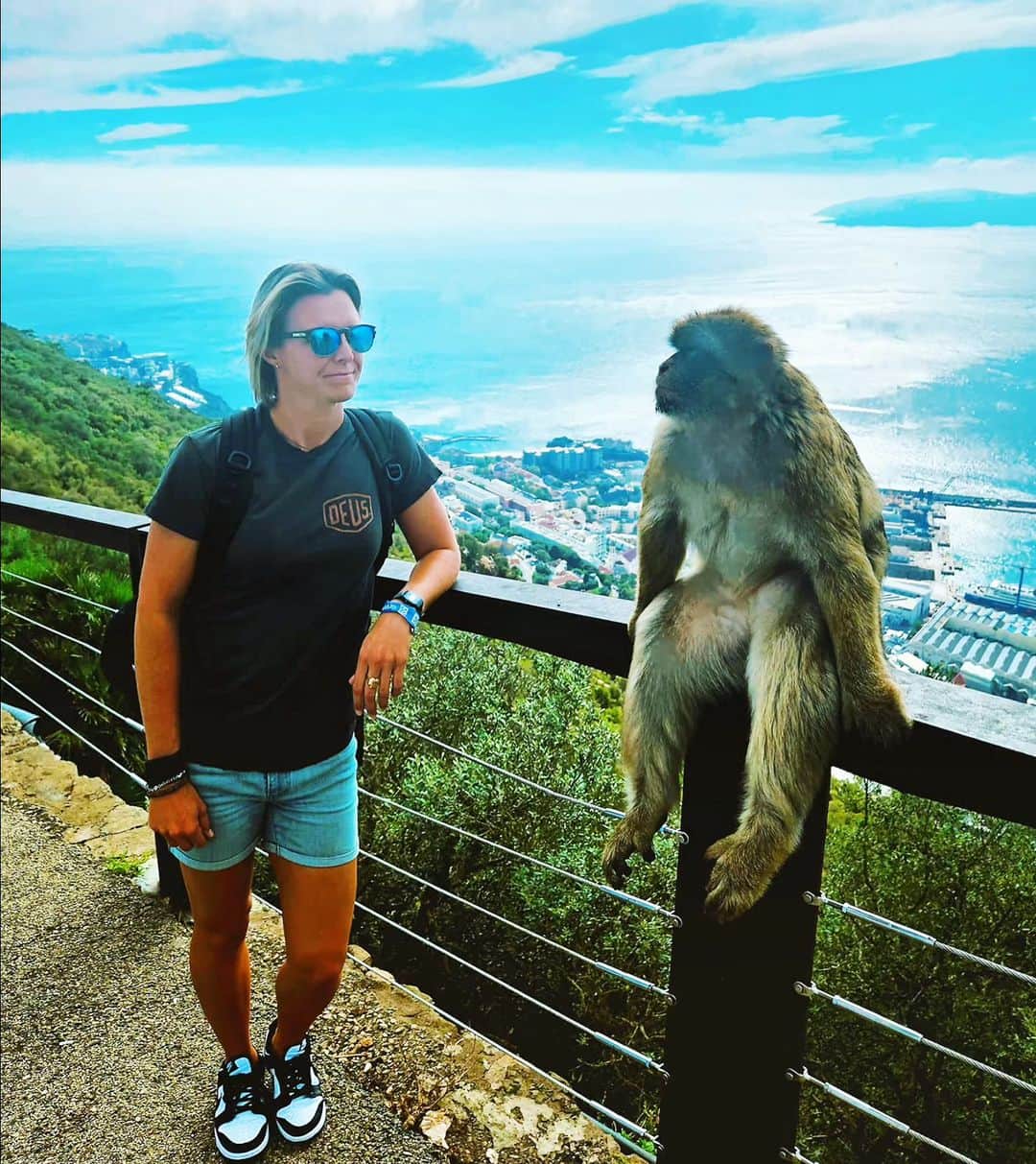 キルステン・フリプケンスのインスタグラム：「Casually hanging out with my twin,  discussing our weekend plans 🦧🦧  #hakunamatata #memoriesforalifetime #monkeybusiness #livinglife #gibraltar」