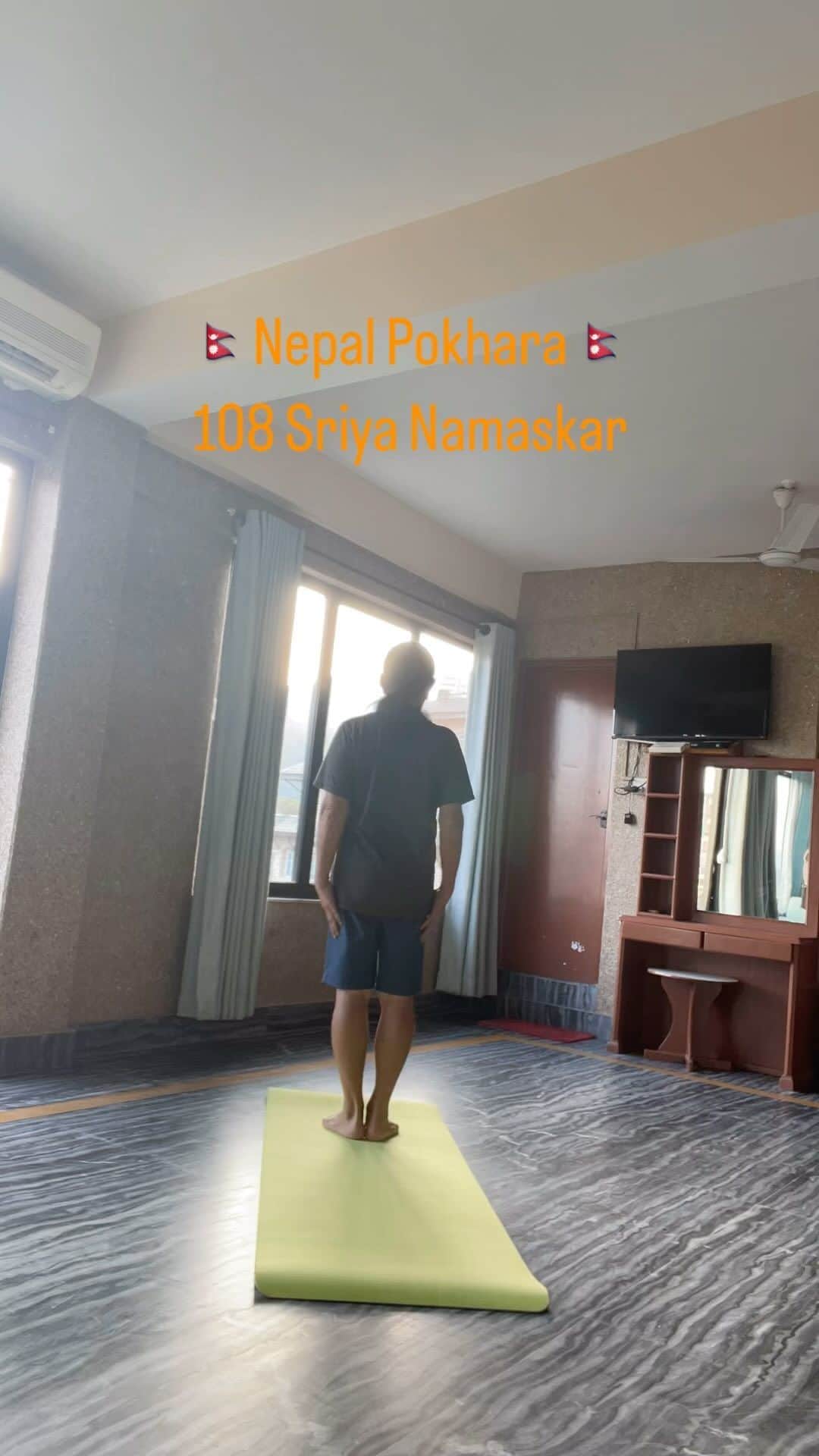 Ken Harakumaのインスタグラム：「🇳🇵Nepalネパール🇳🇵ポカラでの最終日❣️ ケンハラクマのヒラヤンヨガリトリート サンセットタイムは、108回太陽礼拝で身も心も 超元気❣️🗻🗻🗻 最高な滞在になりました❤️❤️❤️」