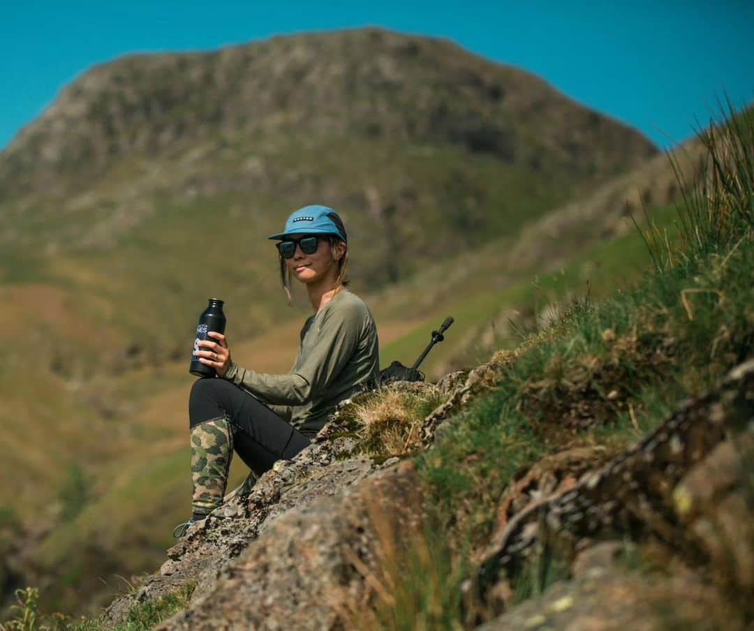 藤森由香のインスタグラム：「📸@craig___robinson ⛰️🧗   メリノウールのベースレイヤーは汗をかいても匂いがほぼ気にならないから重宝してます。乾きも速い👍スノーボード用のベースレイヤーを登山でも使い回してます。 I use a base layer for snowboarding for hiking ,too. Merino wool base layers are very useful because they don't smell bad even if you sweat. Also dry quickly! #登山 #メリノウール #burtonsnowboards #scrambling   使用アイテム:Burton Phayse メリノ クルーネック ベースレイヤー @burtonjapan」