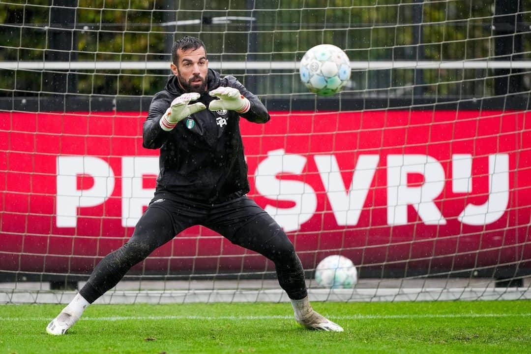 コスタス・ランプルーのインスタグラム：「🌧️ day #feyenoord」