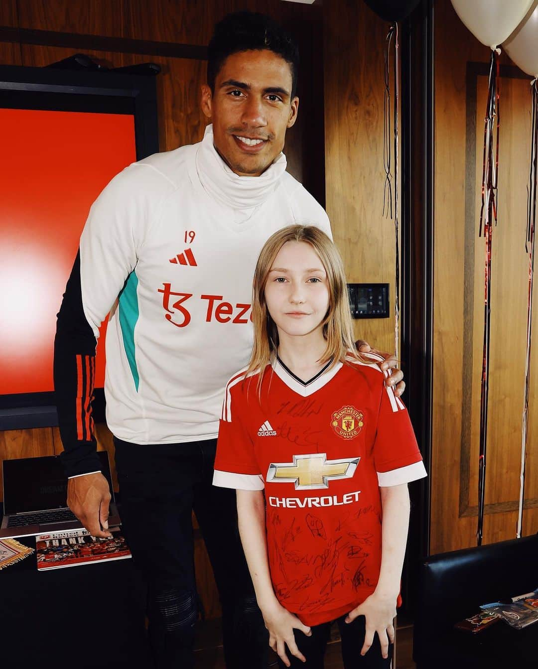 ラファエル・ヴァラーヌさんのインスタグラム写真 - (ラファエル・ヴァラーヌInstagram)「❤️😁 @manchesterunitedfoundation」10月21日 1時52分 - raphaelvarane