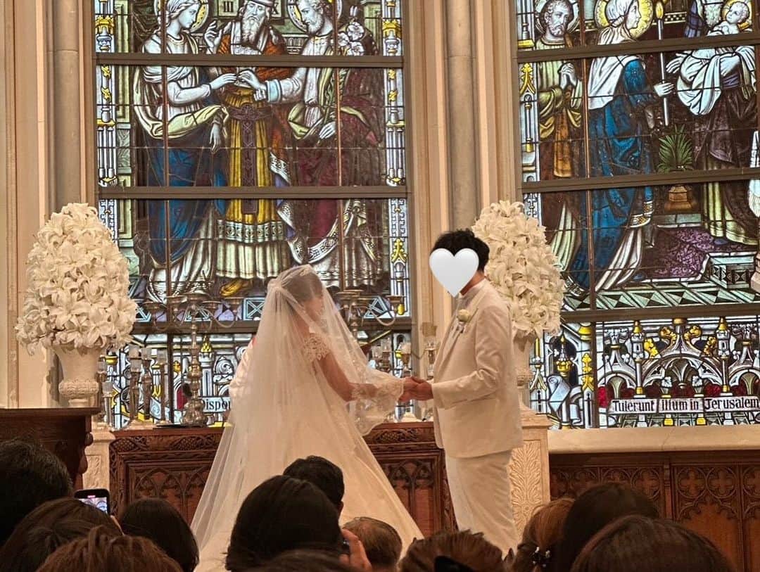 金山睦さんのインスタグラム写真 - (金山睦Instagram)「先日親友のめぐにゃん　@me_haruna.02 の結婚式に参列しました💒💓💓  めぐにゃんご結婚本当におめでとう🥳🎊🎈  しっかり者で、面白くて、友達想いで、誠実で、ポジティブで、賢くて、人懐っこくて、バランス感覚の良い、そんなめぐにゃんのnext stageを一緒にお祝いできて、すごく幸せでした🩵  結婚が決まったことを教えてくれたときも、結婚式数日前とかも自分のことのように嬉しくて涙しちゃってたくらいだったので、本当に本当に心待ちにしていた日でした🥹🩷  大好きなめぐにゃんのご両親に会うことも楽しみにしていました✨  みんなから愛される素敵な旦那様とめぐにゃんらしさが融合されたお式は、とっても優しい時間でハートフルでした🩵🩵  私が一目惚れしたほど可愛い容姿のめぐにゃんだから、ウエディング姿もお人形さんみたいで可愛いんだろうな〜、色はきっとピンクでどんなデザインなんだろうと思っていたら、まさかのシンデレラのドレスで、予想を遥かに超えてくるとってもとっても可愛いお姫様の登場でした👰‍♀️  パートナーと出逢って、この先の人生を共に歩んでいく誓いの日も無事に終わって、めぐにゃんと旦那様なら、どんな困難があろうと全てをひっくるめて素敵な映画になるね🤍  #happywedding #結婚式💒」10月21日 1時52分 - kanayama_chika