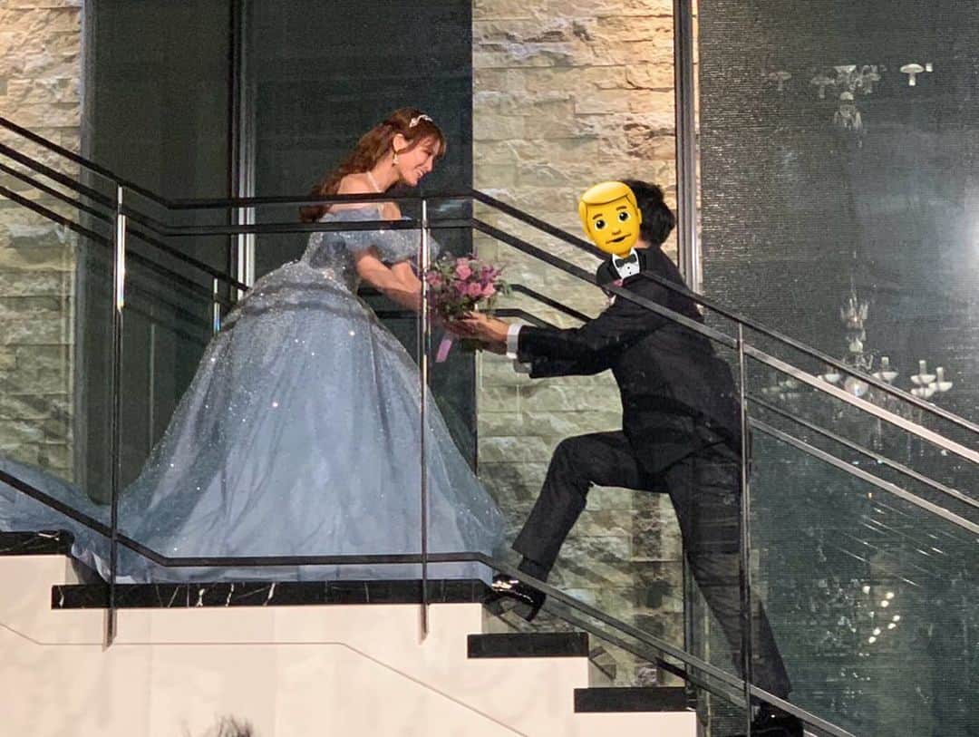 金山睦さんのインスタグラム写真 - (金山睦Instagram)「先日親友のめぐにゃん　@me_haruna.02 の結婚式に参列しました💒💓💓  めぐにゃんご結婚本当におめでとう🥳🎊🎈  しっかり者で、面白くて、友達想いで、誠実で、ポジティブで、賢くて、人懐っこくて、バランス感覚の良い、そんなめぐにゃんのnext stageを一緒にお祝いできて、すごく幸せでした🩵  結婚が決まったことを教えてくれたときも、結婚式数日前とかも自分のことのように嬉しくて涙しちゃってたくらいだったので、本当に本当に心待ちにしていた日でした🥹🩷  大好きなめぐにゃんのご両親に会うことも楽しみにしていました✨  みんなから愛される素敵な旦那様とめぐにゃんらしさが融合されたお式は、とっても優しい時間でハートフルでした🩵🩵  私が一目惚れしたほど可愛い容姿のめぐにゃんだから、ウエディング姿もお人形さんみたいで可愛いんだろうな〜、色はきっとピンクでどんなデザインなんだろうと思っていたら、まさかのシンデレラのドレスで、予想を遥かに超えてくるとってもとっても可愛いお姫様の登場でした👰‍♀️  パートナーと出逢って、この先の人生を共に歩んでいく誓いの日も無事に終わって、めぐにゃんと旦那様なら、どんな困難があろうと全てをひっくるめて素敵な映画になるね🤍  #happywedding #結婚式💒」10月21日 1時52分 - kanayama_chika