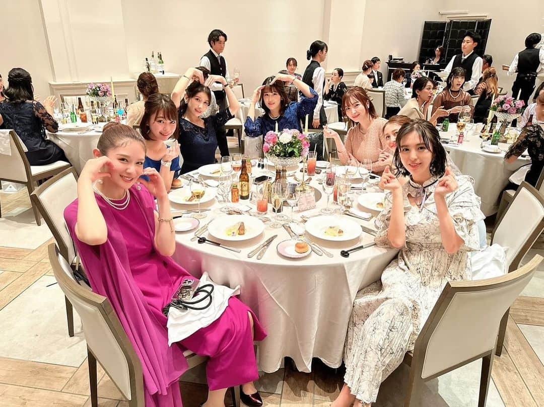 金山睦さんのインスタグラム写真 - (金山睦Instagram)「先日親友のめぐにゃん　@me_haruna.02 の結婚式に参列しました💒💓💓  めぐにゃんご結婚本当におめでとう🥳🎊🎈  しっかり者で、面白くて、友達想いで、誠実で、ポジティブで、賢くて、人懐っこくて、バランス感覚の良い、そんなめぐにゃんのnext stageを一緒にお祝いできて、すごく幸せでした🩵  結婚が決まったことを教えてくれたときも、結婚式数日前とかも自分のことのように嬉しくて涙しちゃってたくらいだったので、本当に本当に心待ちにしていた日でした🥹🩷  大好きなめぐにゃんのご両親に会うことも楽しみにしていました✨  みんなから愛される素敵な旦那様とめぐにゃんらしさが融合されたお式は、とっても優しい時間でハートフルでした🩵🩵  私が一目惚れしたほど可愛い容姿のめぐにゃんだから、ウエディング姿もお人形さんみたいで可愛いんだろうな〜、色はきっとピンクでどんなデザインなんだろうと思っていたら、まさかのシンデレラのドレスで、予想を遥かに超えてくるとってもとっても可愛いお姫様の登場でした👰‍♀️  パートナーと出逢って、この先の人生を共に歩んでいく誓いの日も無事に終わって、めぐにゃんと旦那様なら、どんな困難があろうと全てをひっくるめて素敵な映画になるね🤍  #happywedding #結婚式💒」10月21日 1時52分 - kanayama_chika