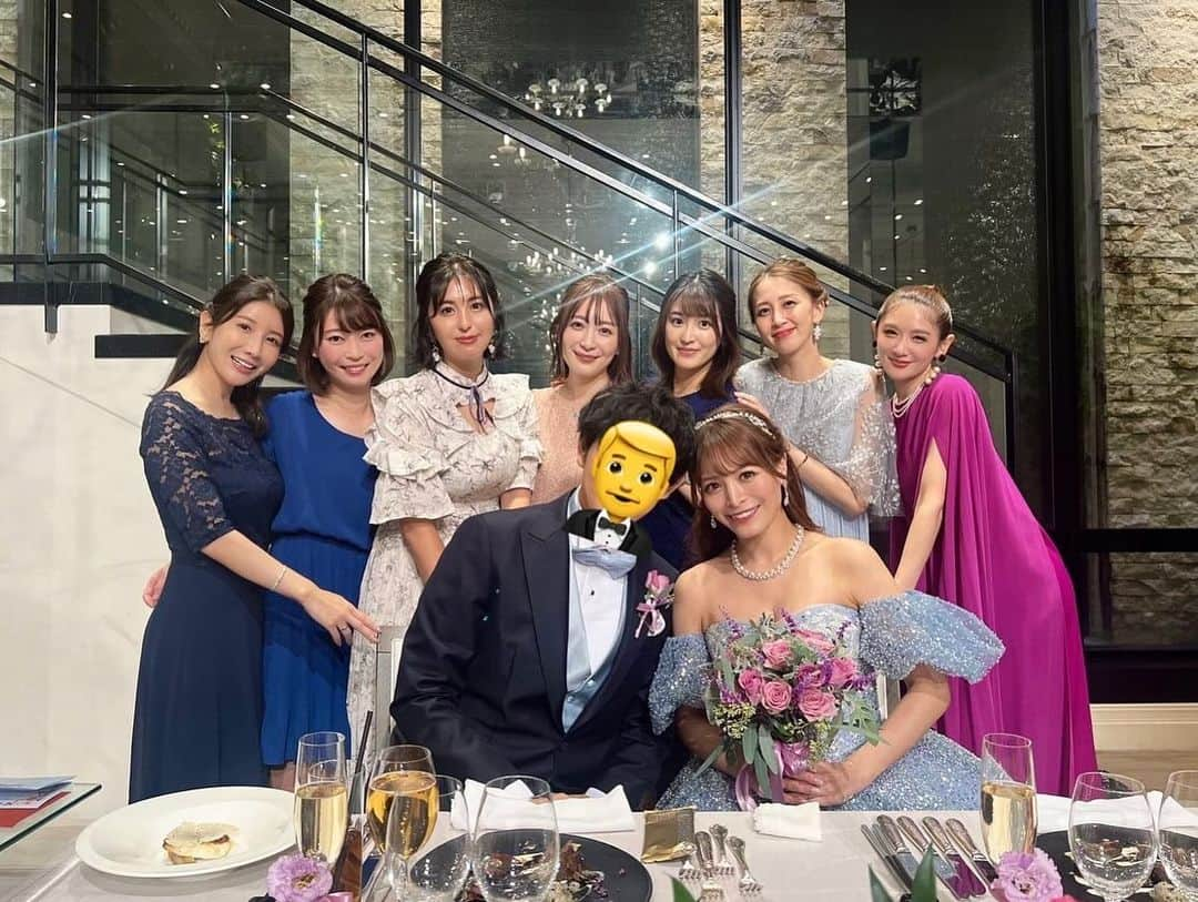 金山睦さんのインスタグラム写真 - (金山睦Instagram)「先日親友のめぐにゃん　@me_haruna.02 の結婚式に参列しました💒💓💓  めぐにゃんご結婚本当におめでとう🥳🎊🎈  しっかり者で、面白くて、友達想いで、誠実で、ポジティブで、賢くて、人懐っこくて、バランス感覚の良い、そんなめぐにゃんのnext stageを一緒にお祝いできて、すごく幸せでした🩵  結婚が決まったことを教えてくれたときも、結婚式数日前とかも自分のことのように嬉しくて涙しちゃってたくらいだったので、本当に本当に心待ちにしていた日でした🥹🩷  大好きなめぐにゃんのご両親に会うことも楽しみにしていました✨  みんなから愛される素敵な旦那様とめぐにゃんらしさが融合されたお式は、とっても優しい時間でハートフルでした🩵🩵  私が一目惚れしたほど可愛い容姿のめぐにゃんだから、ウエディング姿もお人形さんみたいで可愛いんだろうな〜、色はきっとピンクでどんなデザインなんだろうと思っていたら、まさかのシンデレラのドレスで、予想を遥かに超えてくるとってもとっても可愛いお姫様の登場でした👰‍♀️  パートナーと出逢って、この先の人生を共に歩んでいく誓いの日も無事に終わって、めぐにゃんと旦那様なら、どんな困難があろうと全てをひっくるめて素敵な映画になるね🤍  #happywedding #結婚式💒」10月21日 1時52分 - kanayama_chika