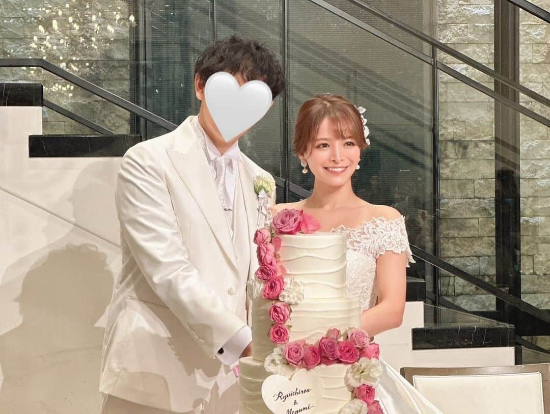 金山睦さんのインスタグラム写真 - (金山睦Instagram)「先日親友のめぐにゃん　@me_haruna.02 の結婚式に参列しました💒💓💓  めぐにゃんご結婚本当におめでとう🥳🎊🎈  しっかり者で、面白くて、友達想いで、誠実で、ポジティブで、賢くて、人懐っこくて、バランス感覚の良い、そんなめぐにゃんのnext stageを一緒にお祝いできて、すごく幸せでした🩵  結婚が決まったことを教えてくれたときも、結婚式数日前とかも自分のことのように嬉しくて涙しちゃってたくらいだったので、本当に本当に心待ちにしていた日でした🥹🩷  大好きなめぐにゃんのご両親に会うことも楽しみにしていました✨  みんなから愛される素敵な旦那様とめぐにゃんらしさが融合されたお式は、とっても優しい時間でハートフルでした🩵🩵  私が一目惚れしたほど可愛い容姿のめぐにゃんだから、ウエディング姿もお人形さんみたいで可愛いんだろうな〜、色はきっとピンクでどんなデザインなんだろうと思っていたら、まさかのシンデレラのドレスで、予想を遥かに超えてくるとってもとっても可愛いお姫様の登場でした👰‍♀️  パートナーと出逢って、この先の人生を共に歩んでいく誓いの日も無事に終わって、めぐにゃんと旦那様なら、どんな困難があろうと全てをひっくるめて素敵な映画になるね🤍  #happywedding #結婚式💒」10月21日 1時52分 - kanayama_chika