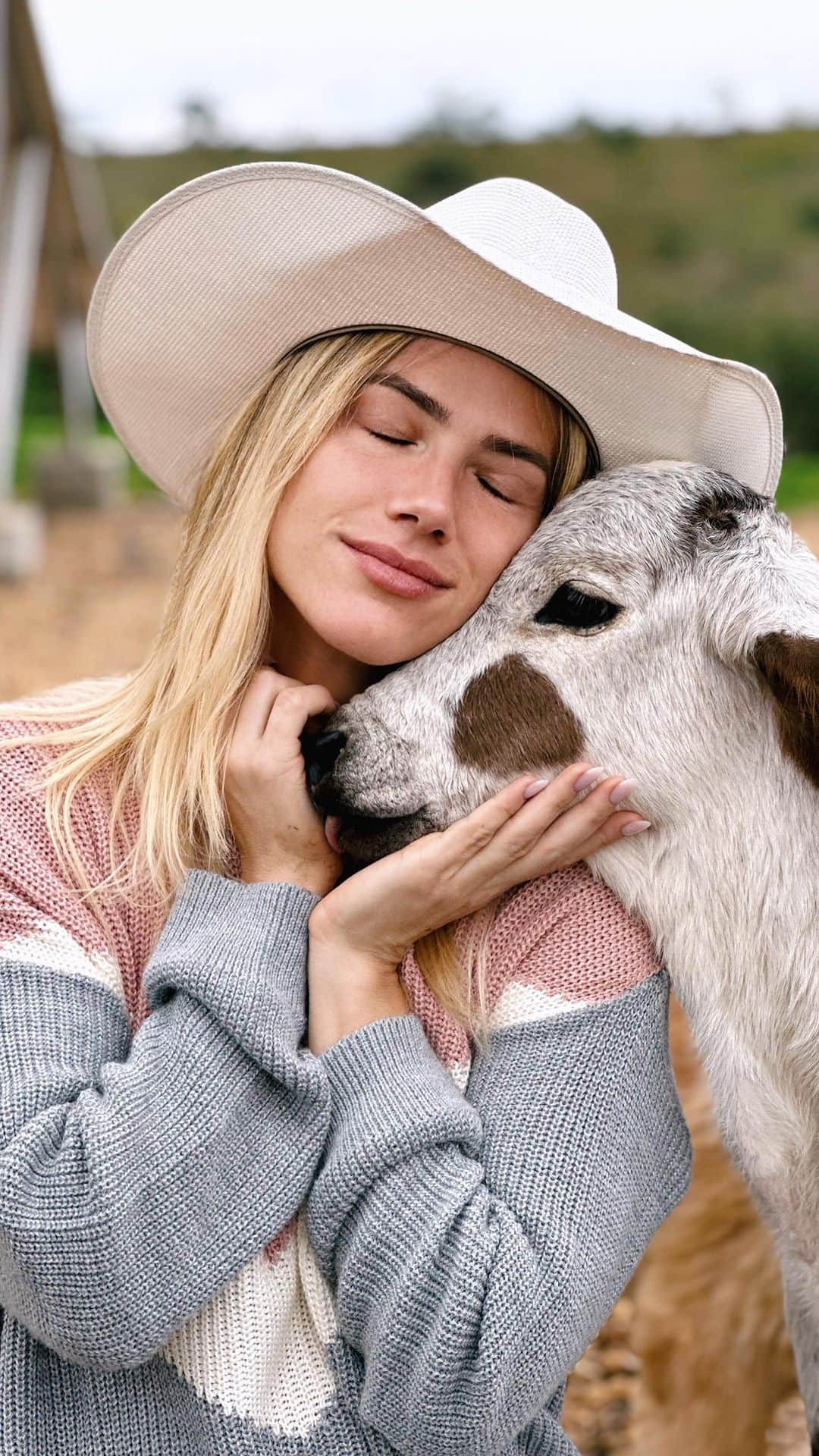 Giovanna Ewbankのインスタグラム：「Meu amado Octávio que estava abandonado e foi resgatado na semana passada pelo @garranimal já está no @ranchodmontanha recebendo muito amor e cuidados, ele está bem fraquinho mas já está mamando pra logo logo ficar forte e correndo por aí! Mandem energias positivas e boas vindas pro novo integrante da família 💕🐮 #octavio #ranchodamontanha #familiaewbankgagliasso」