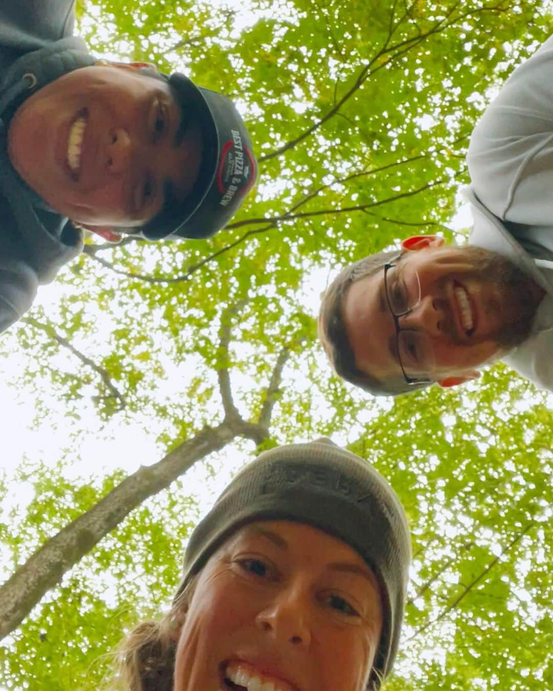 アリソン・シュミットのインスタグラム：「Strolls 🚶🏻‍♀️🍃🌿🍁🧘🏻‍♀️  #selfcare #getoutside #naturetherapy」