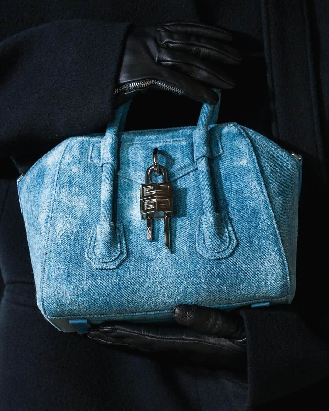 ジバンシィのインスタグラム：「#givenchyantigona in washed denim, available now」